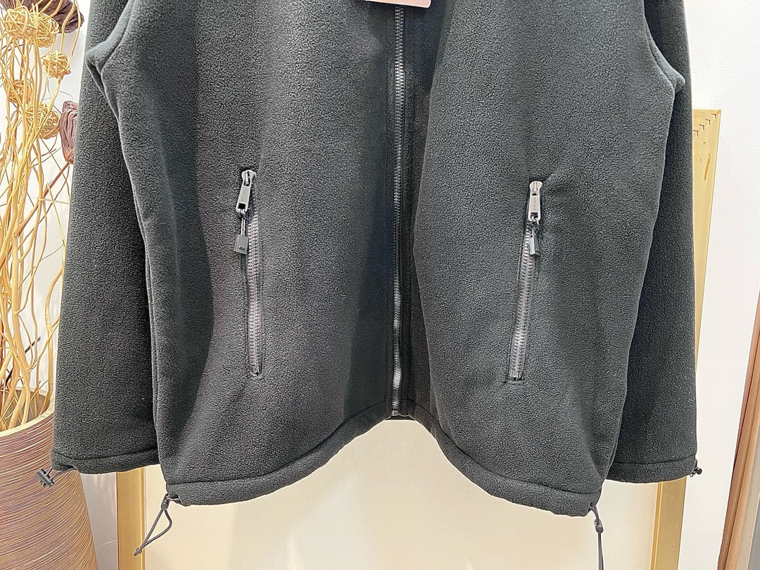Graue und schwarze Jacke