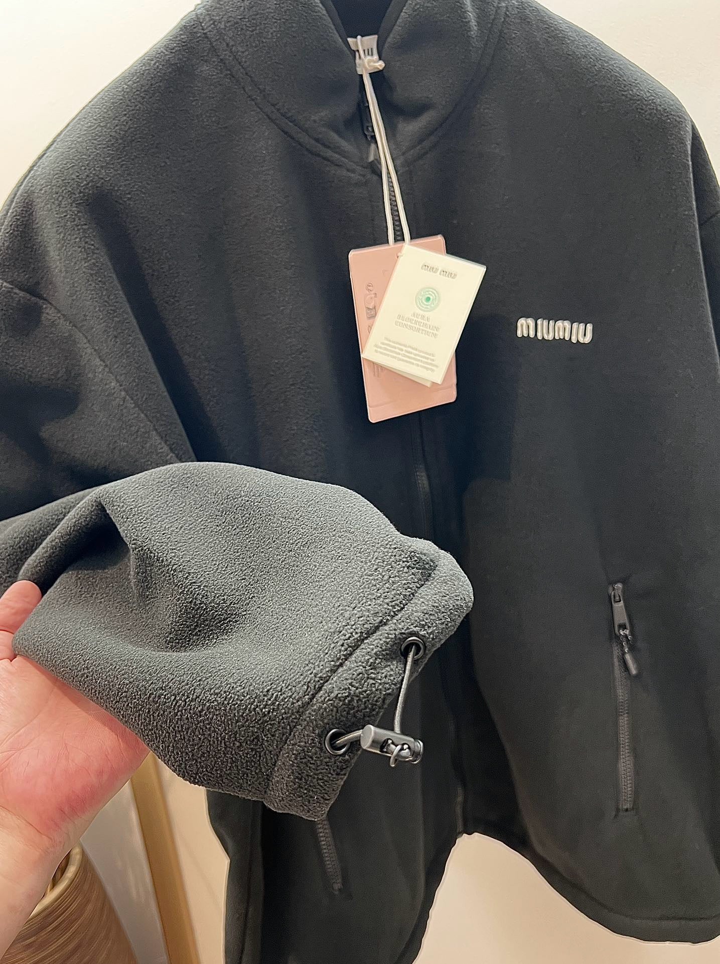 Graue und schwarze Jacke