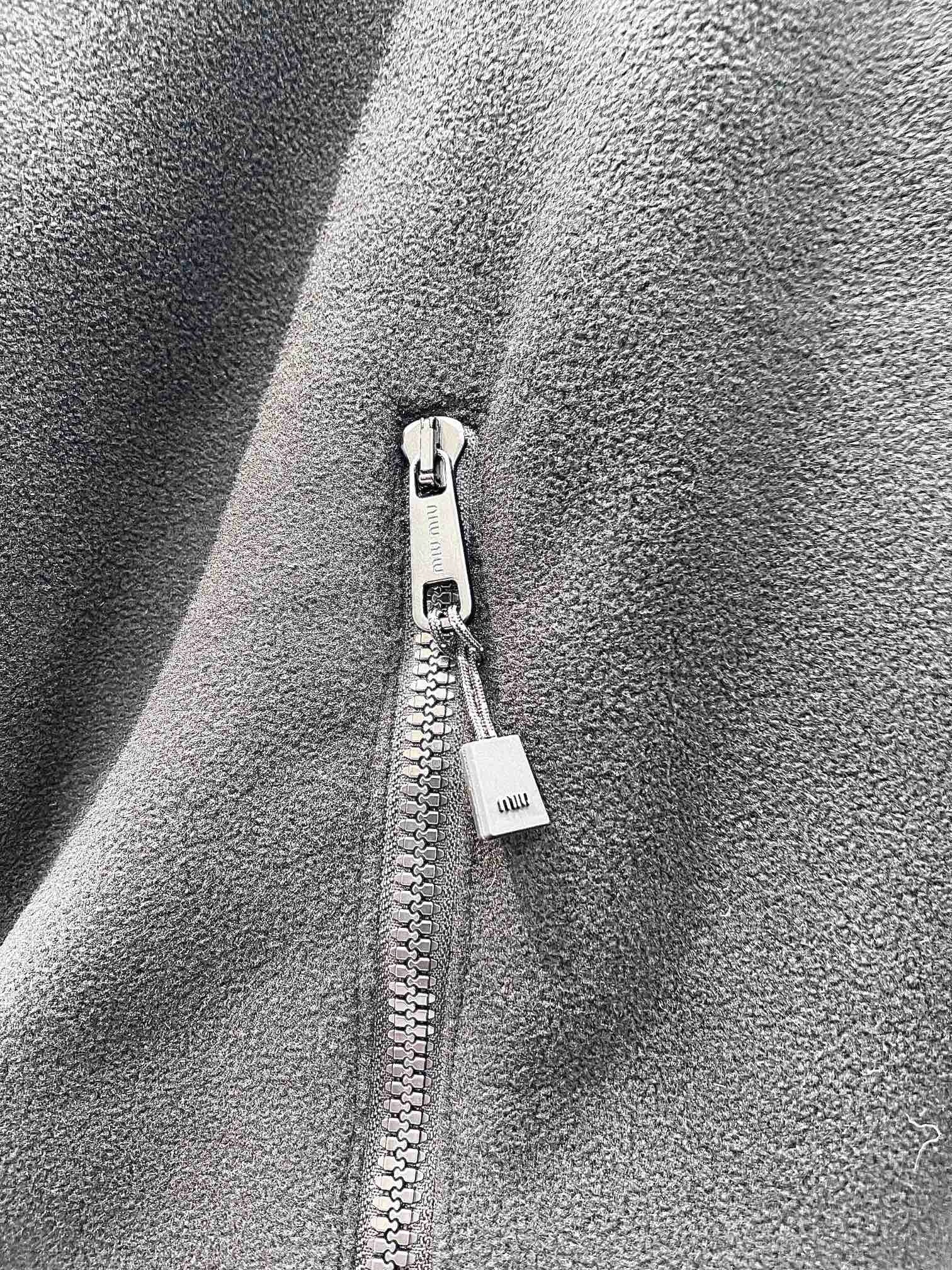 Graue und schwarze Jacke