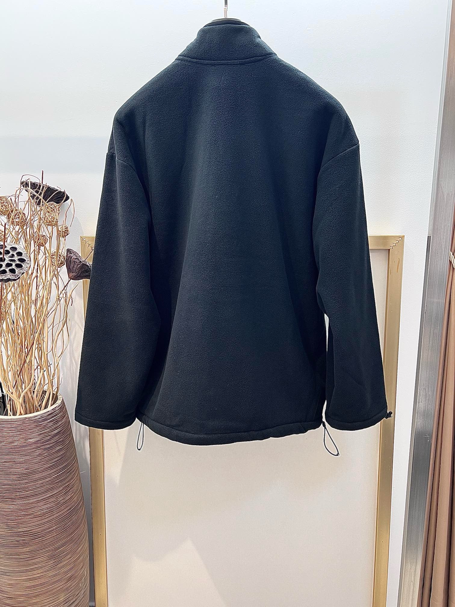 Graue und schwarze Jacke