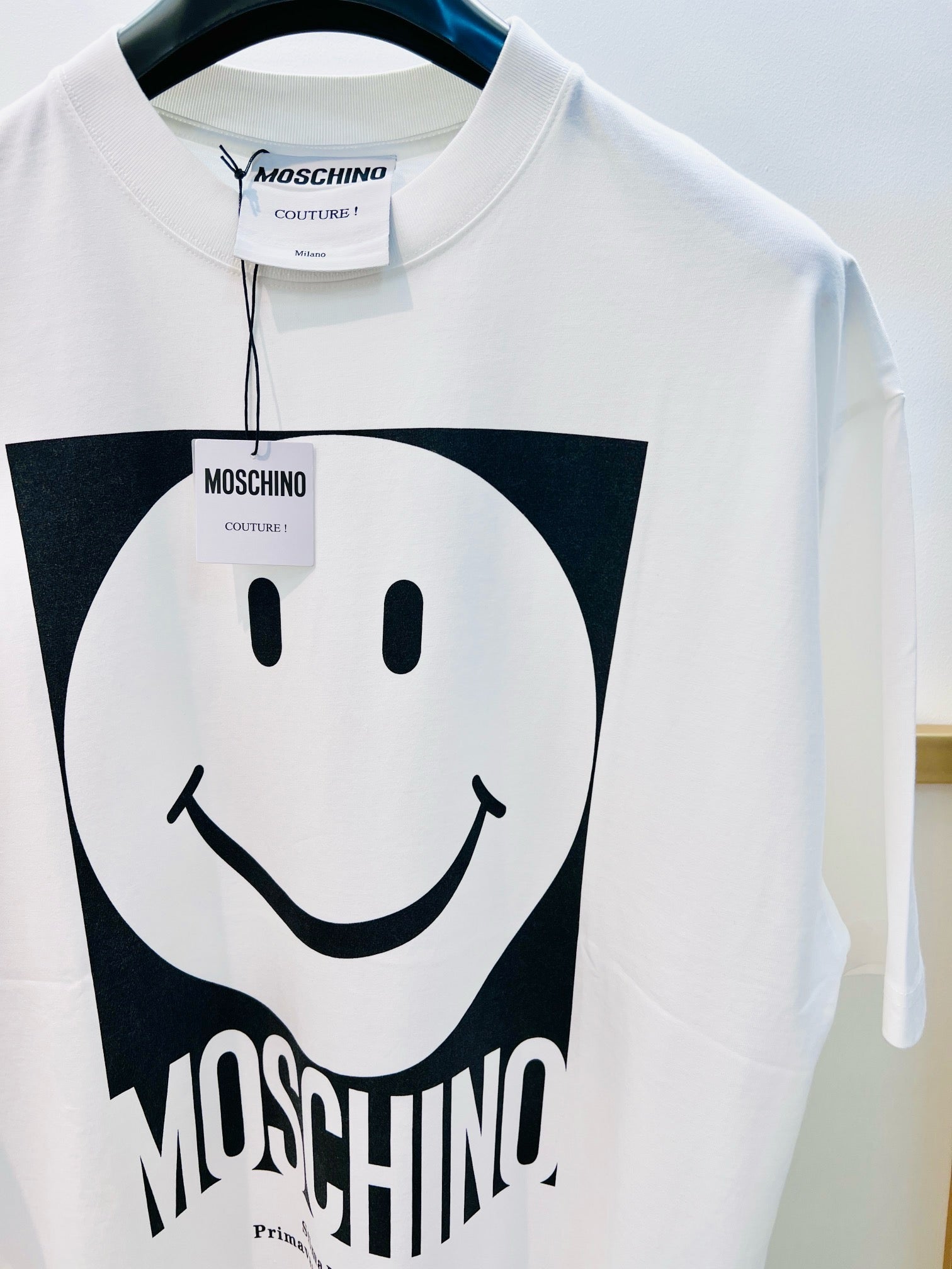 Schwarz-weißes T-Shirt
