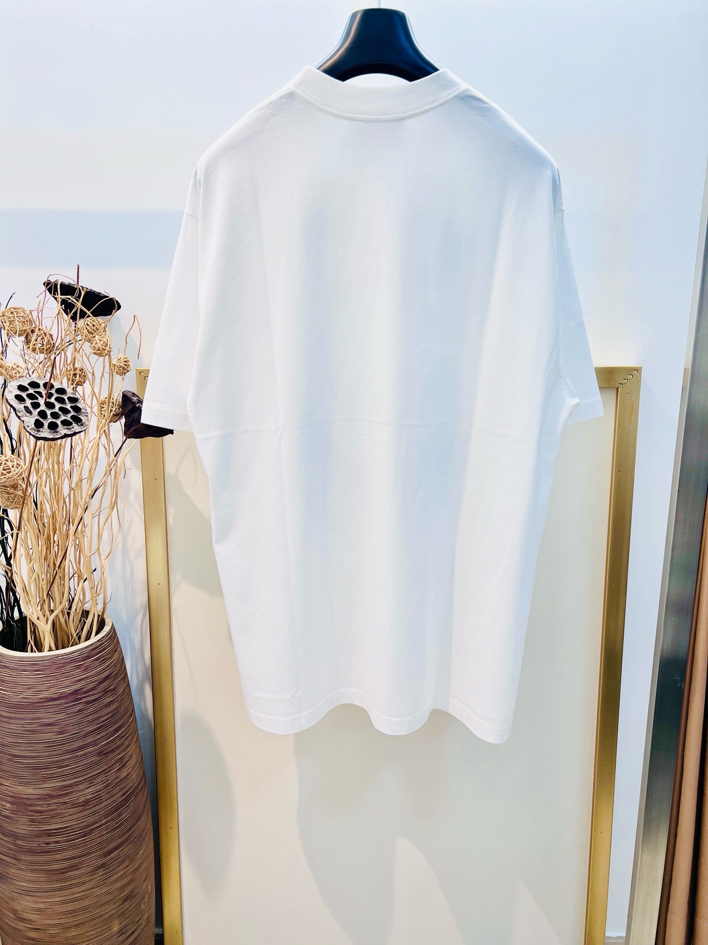 تي شيرت أبيض وأسود