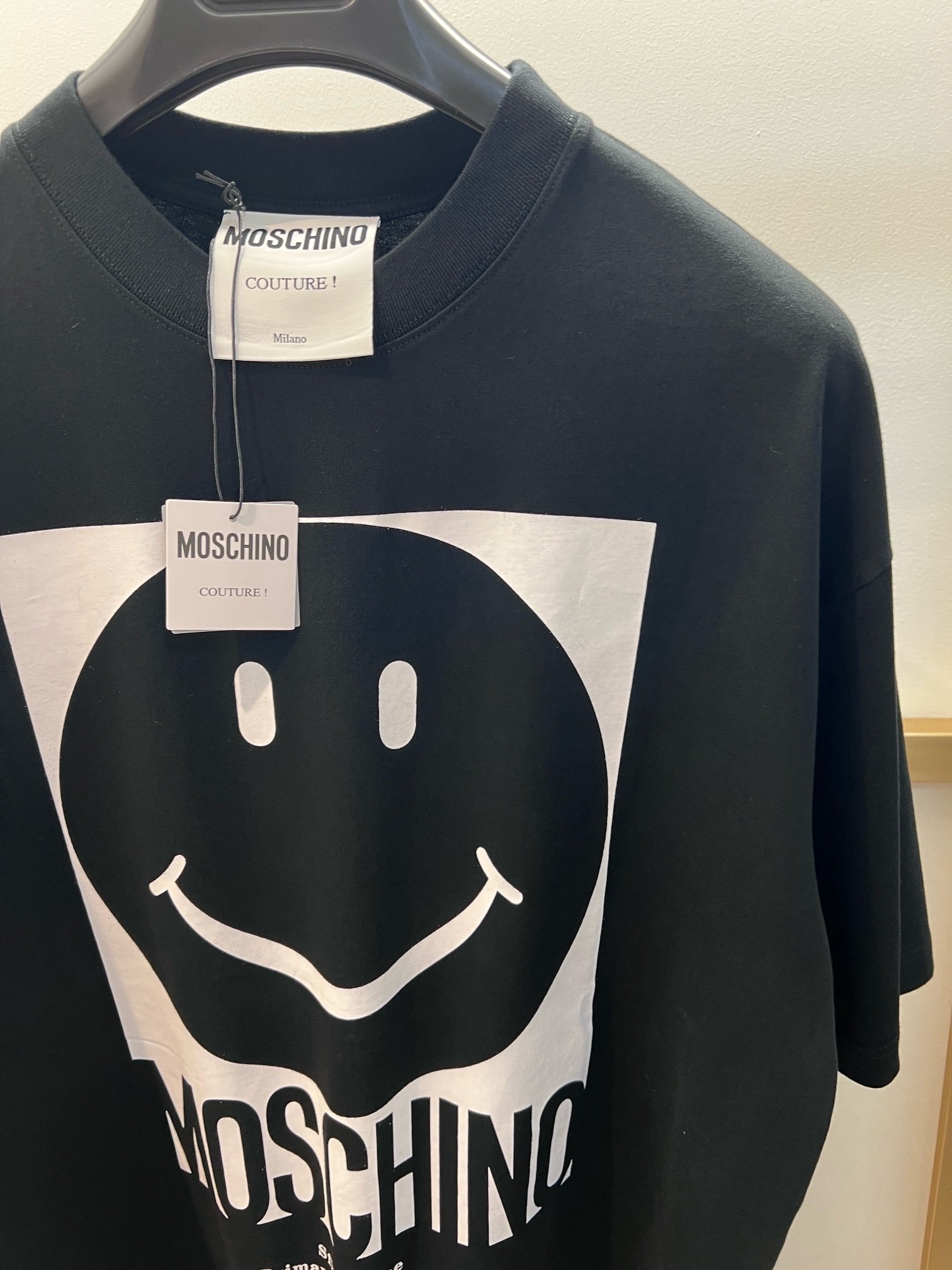 Schwarz-weißes T-Shirt
