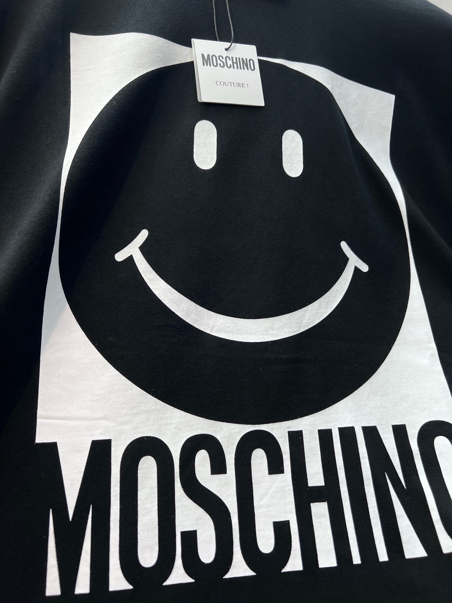 Schwarz-weißes T-Shirt