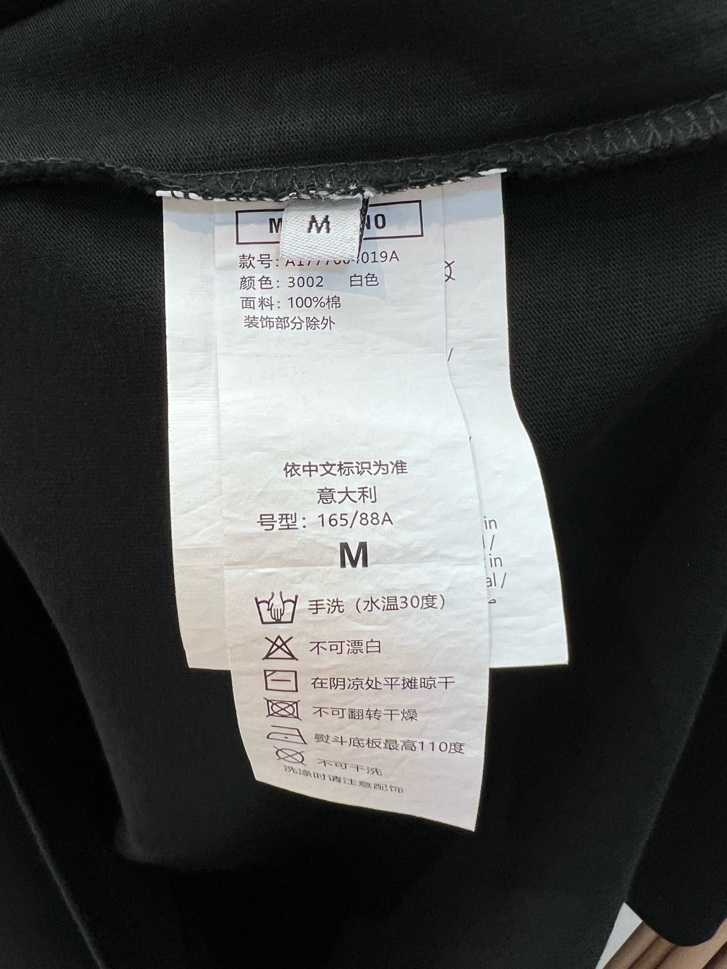Schwarz-weißes T-Shirt