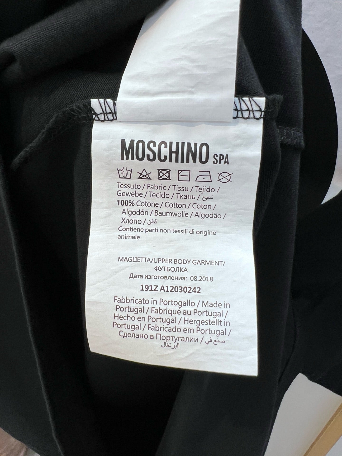 Schwarz-weißes T-Shirt