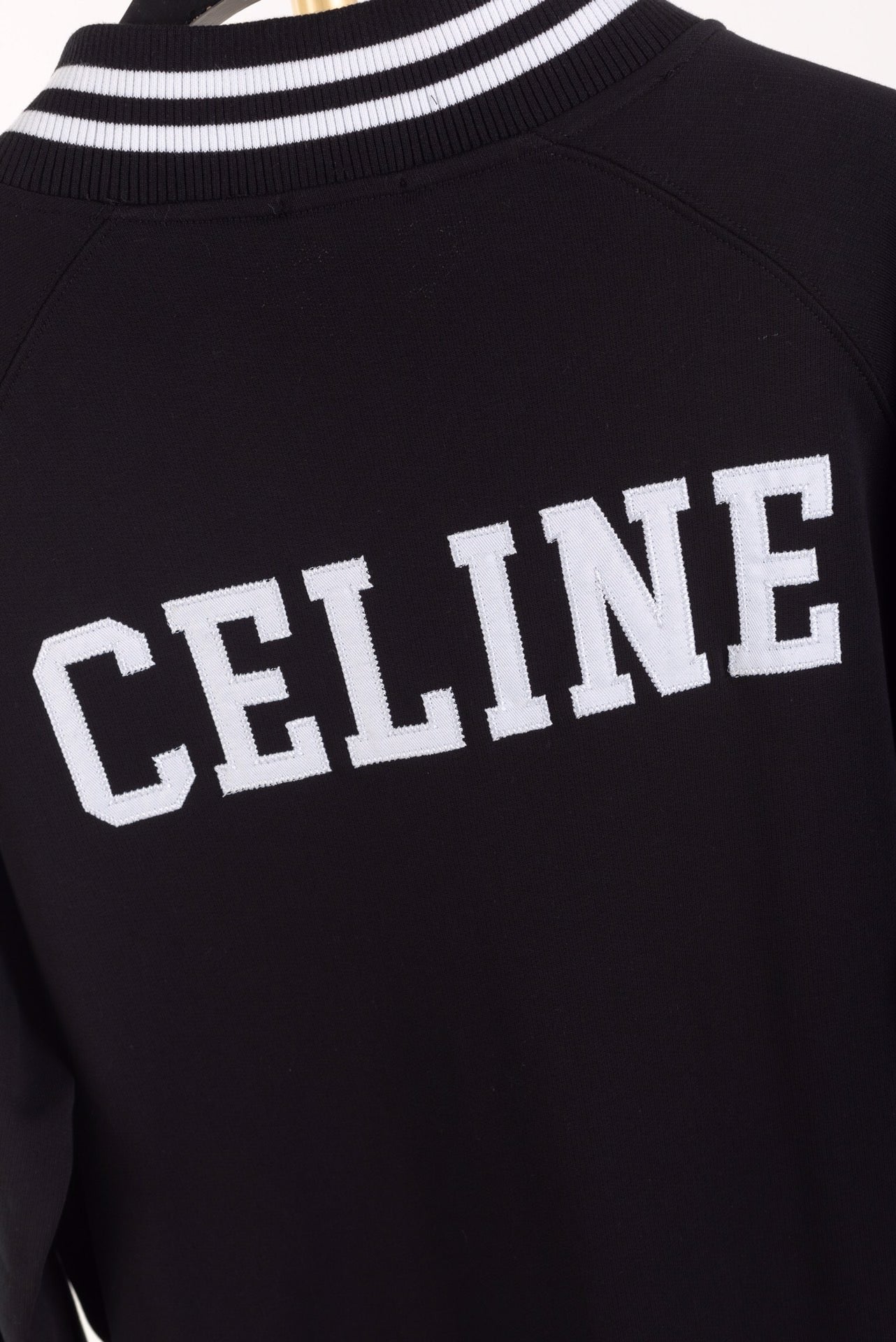 Schwarze und weiße Jacke