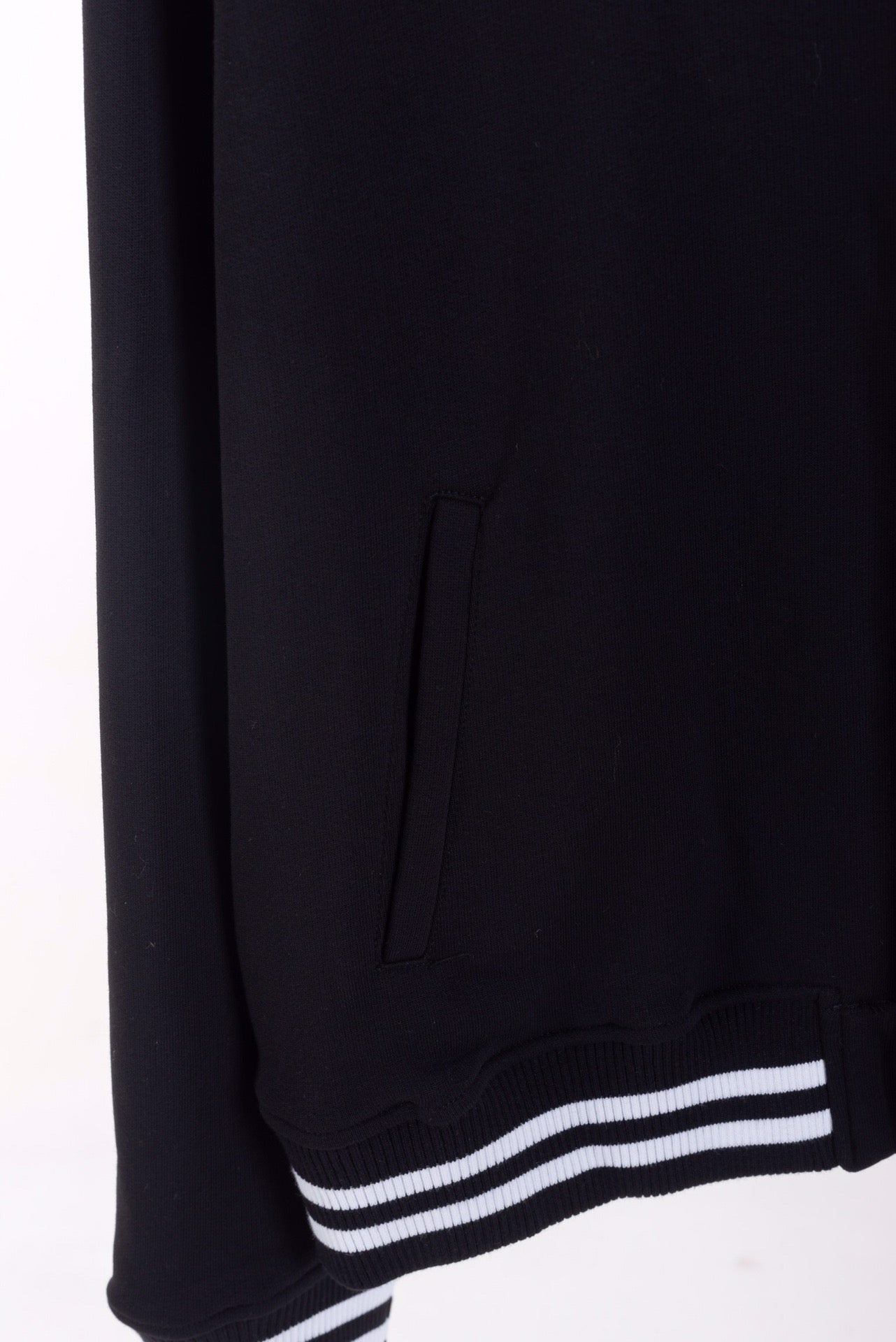 Schwarze und weiße Jacke