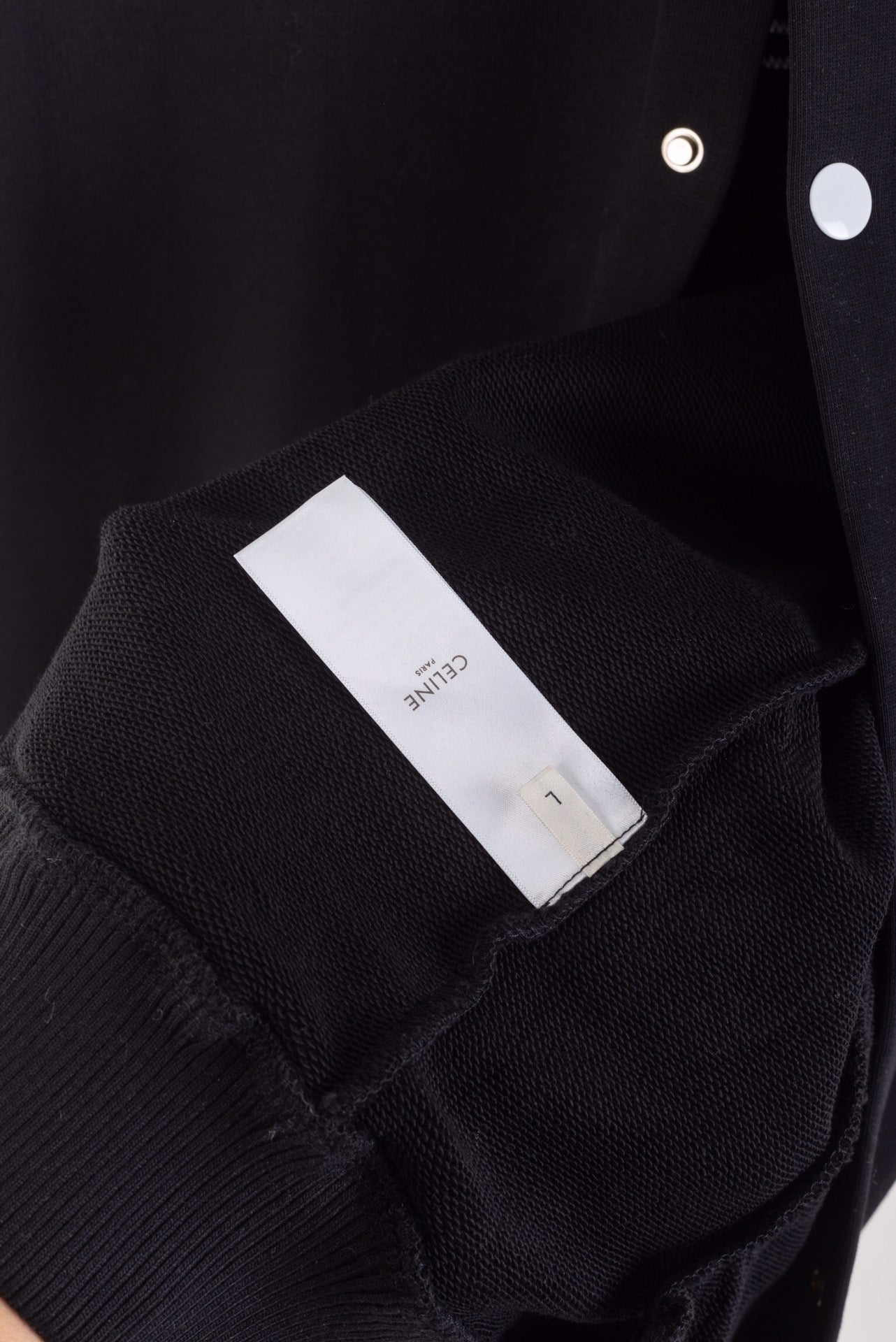 Schwarze und weiße Jacke