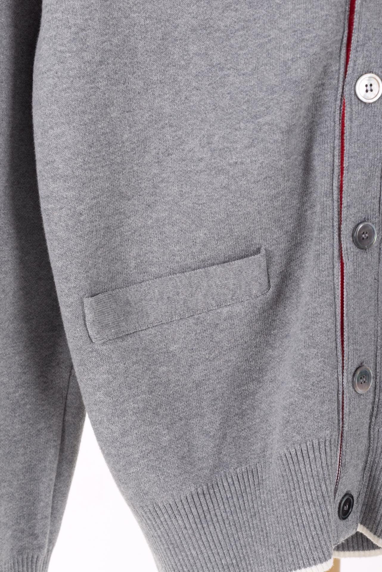 Graue und blaue Jacke