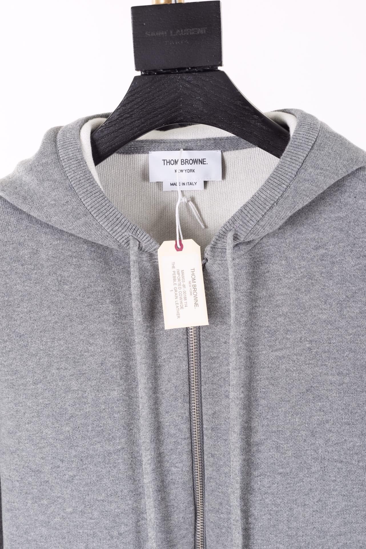 Dunkelblaue und graue Jacke