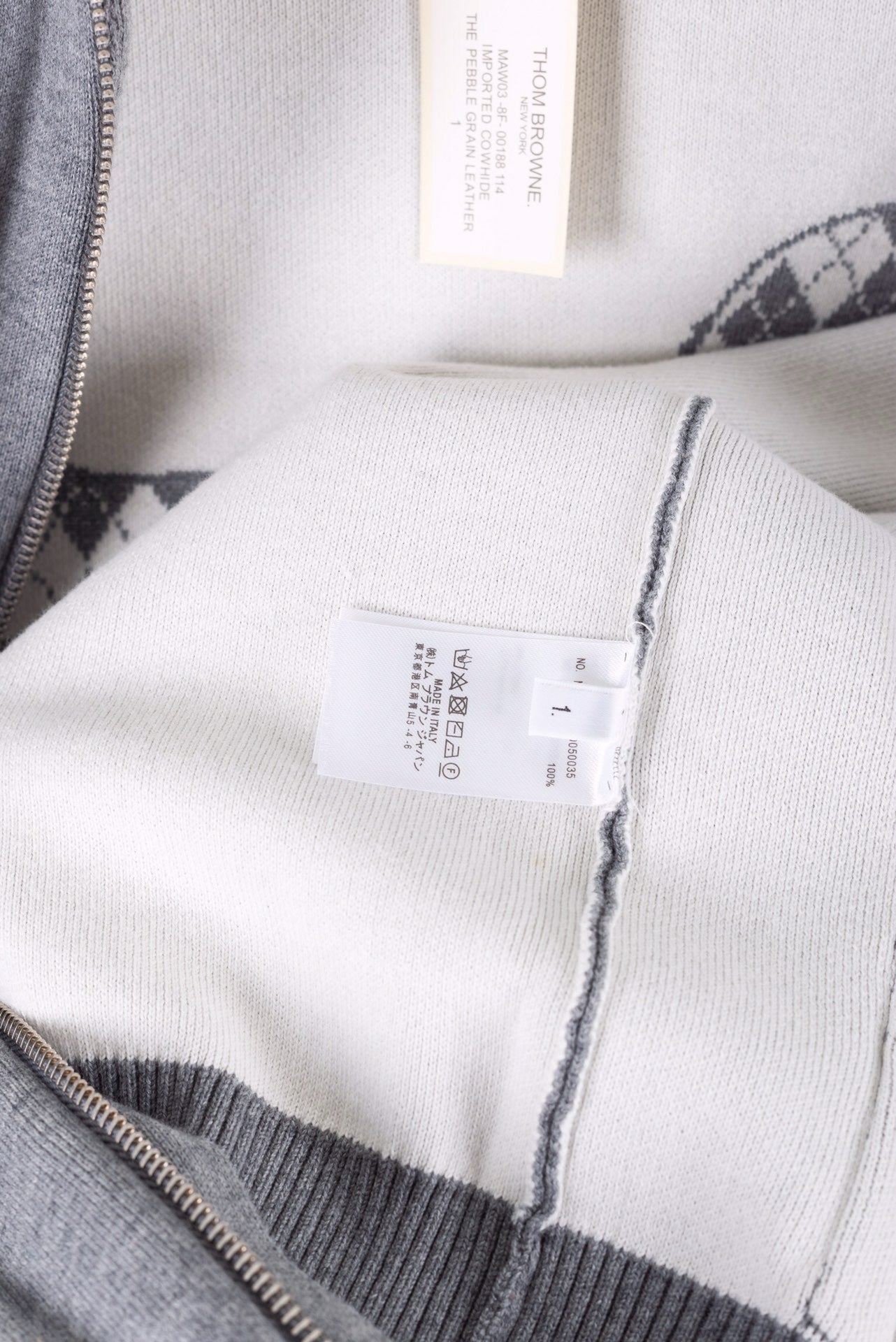 Dunkelblaue und graue Jacke