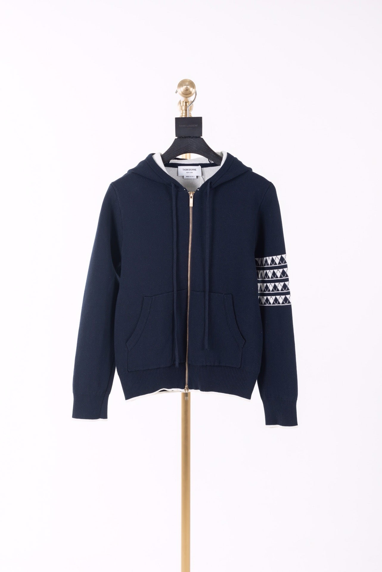 Dunkelblaue und graue Jacke