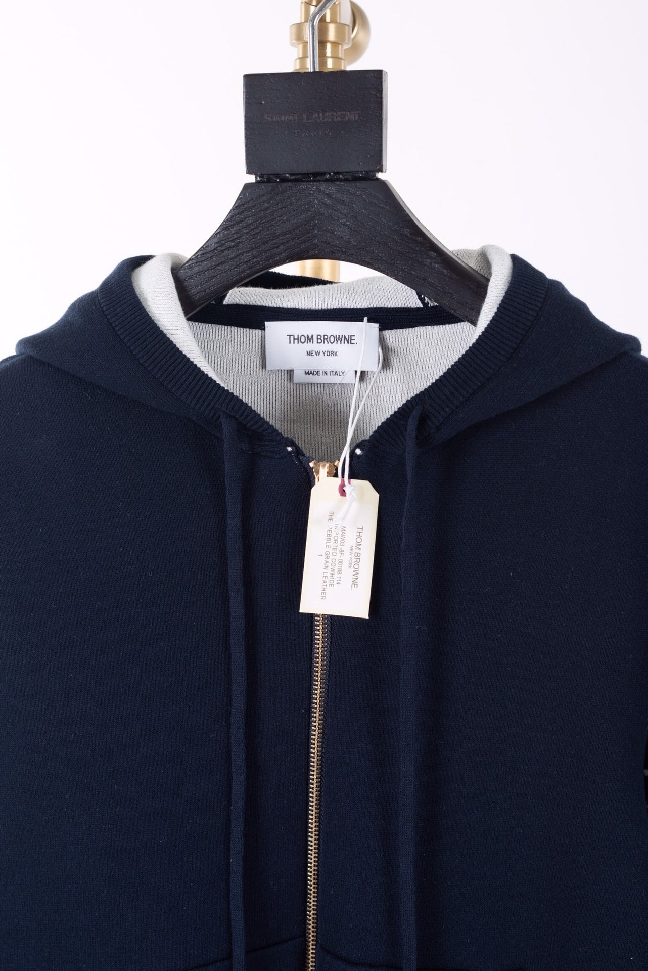 Dunkelblaue und graue Jacke