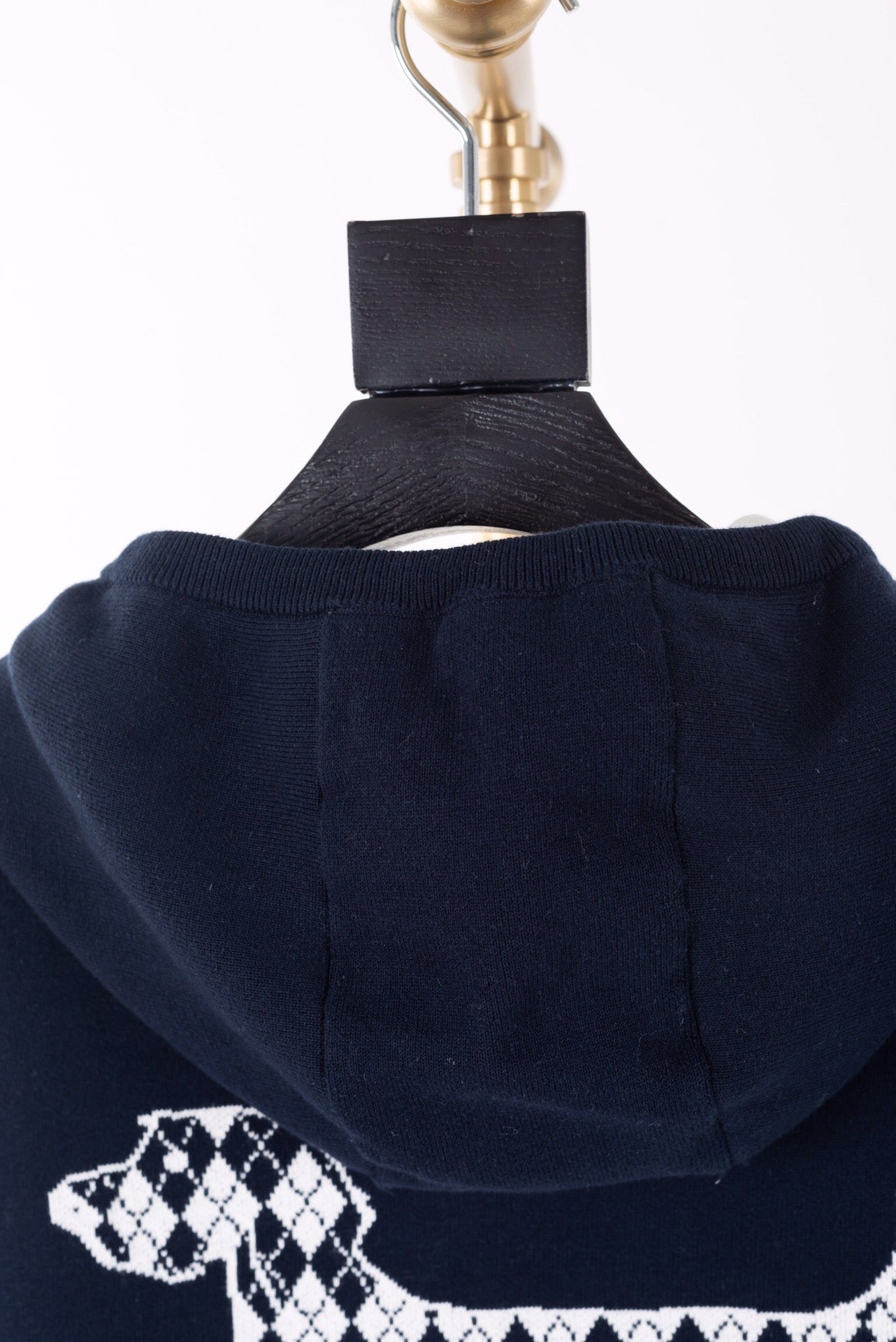 Dunkelblaue und graue Jacke