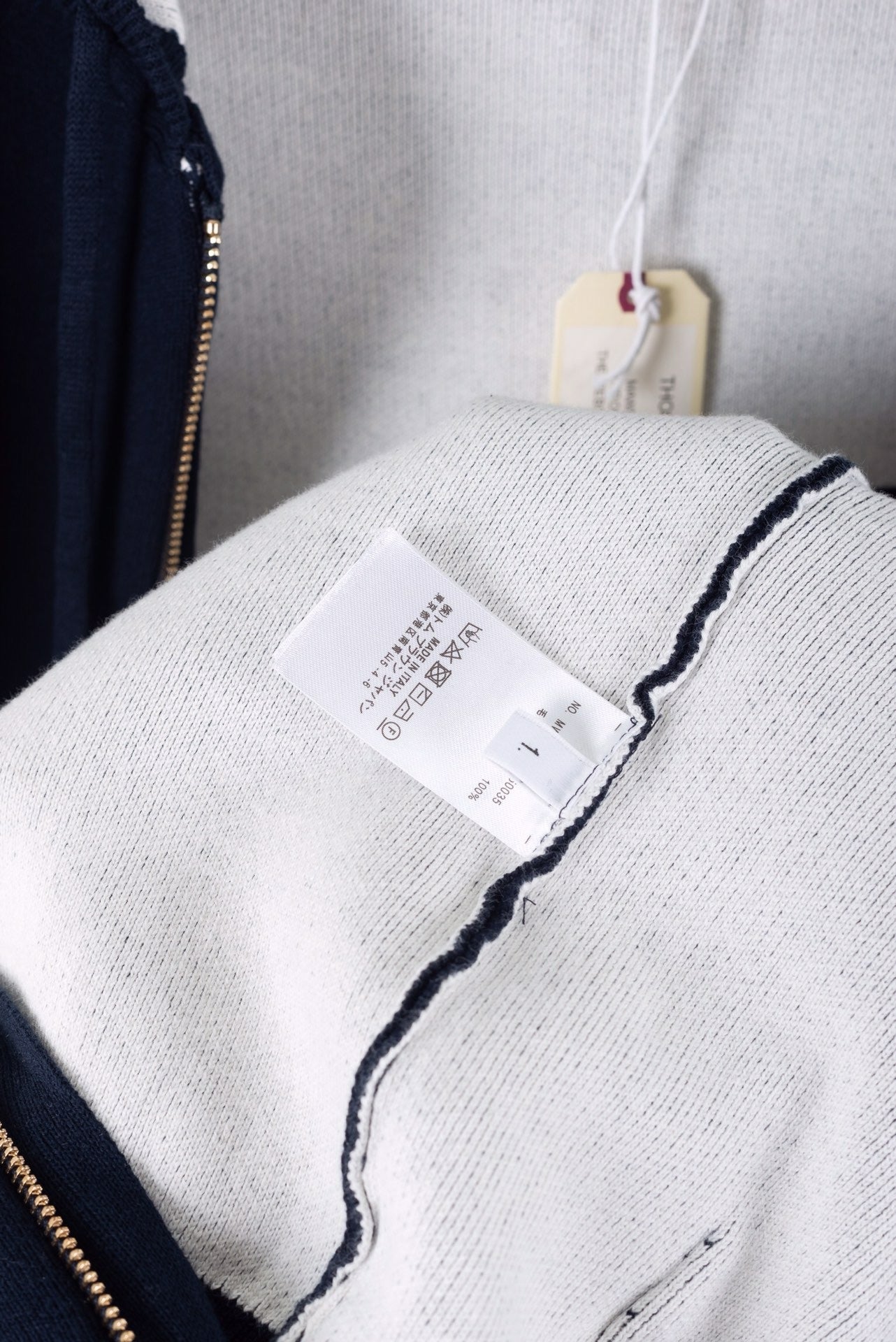 Dunkelblaue und graue Jacke