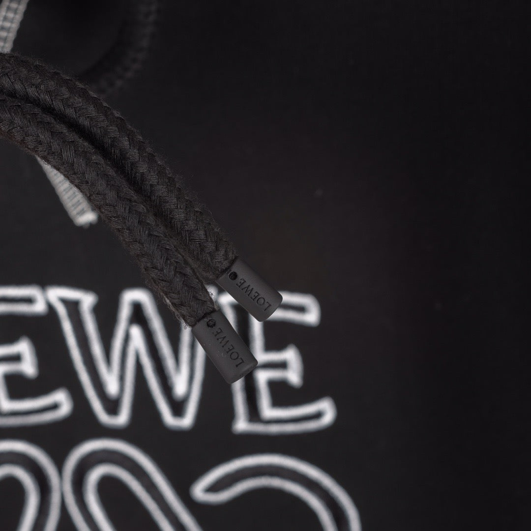 Schwarz-weißer Hoodie