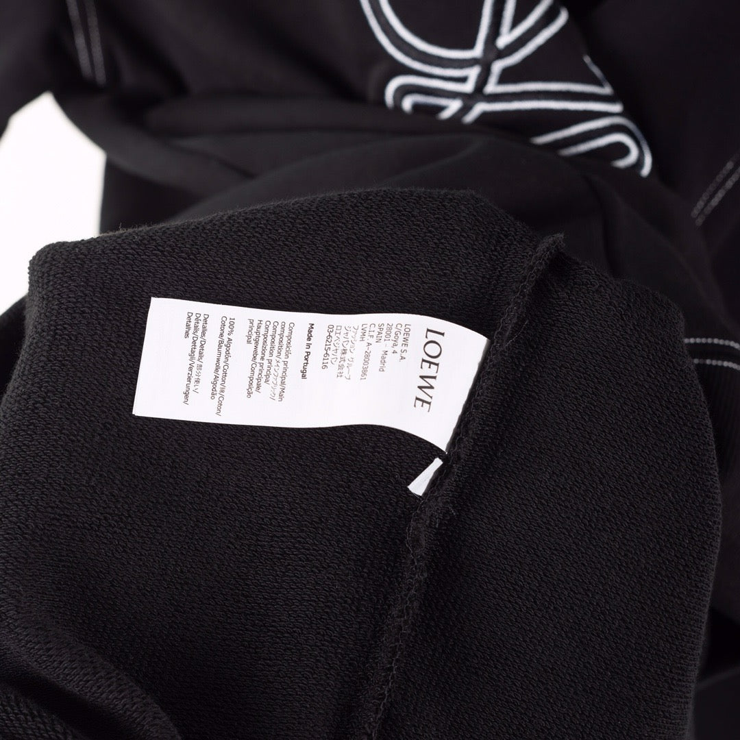 Schwarz-weißer Hoodie
