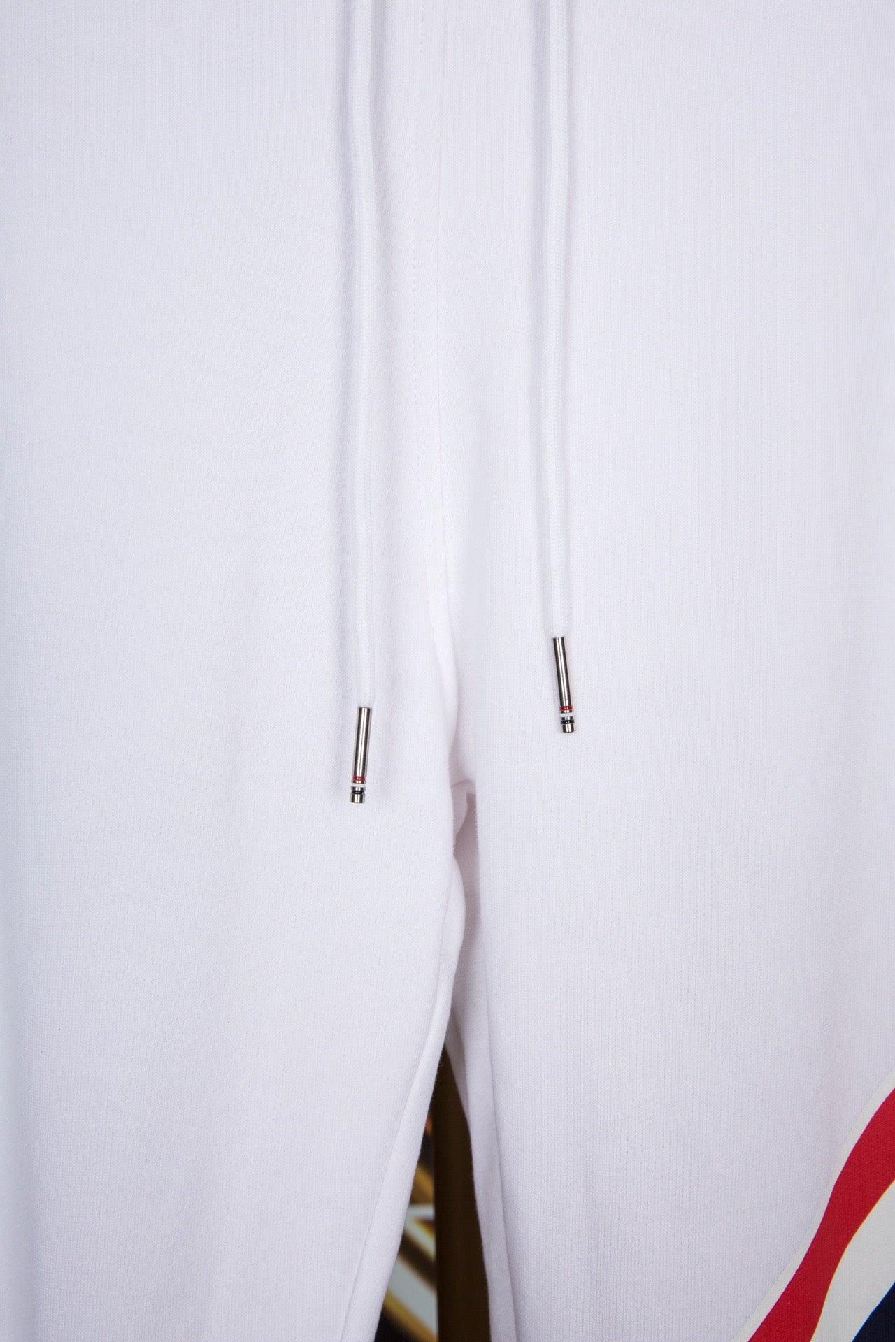 Weißgraue und blaue Hose