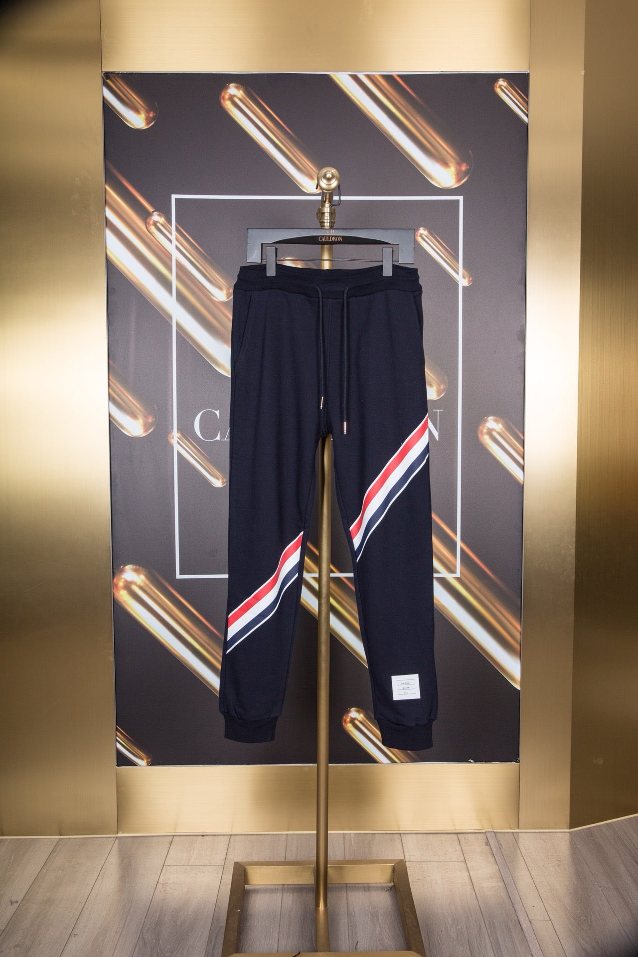 Weißgraue und blaue Hose