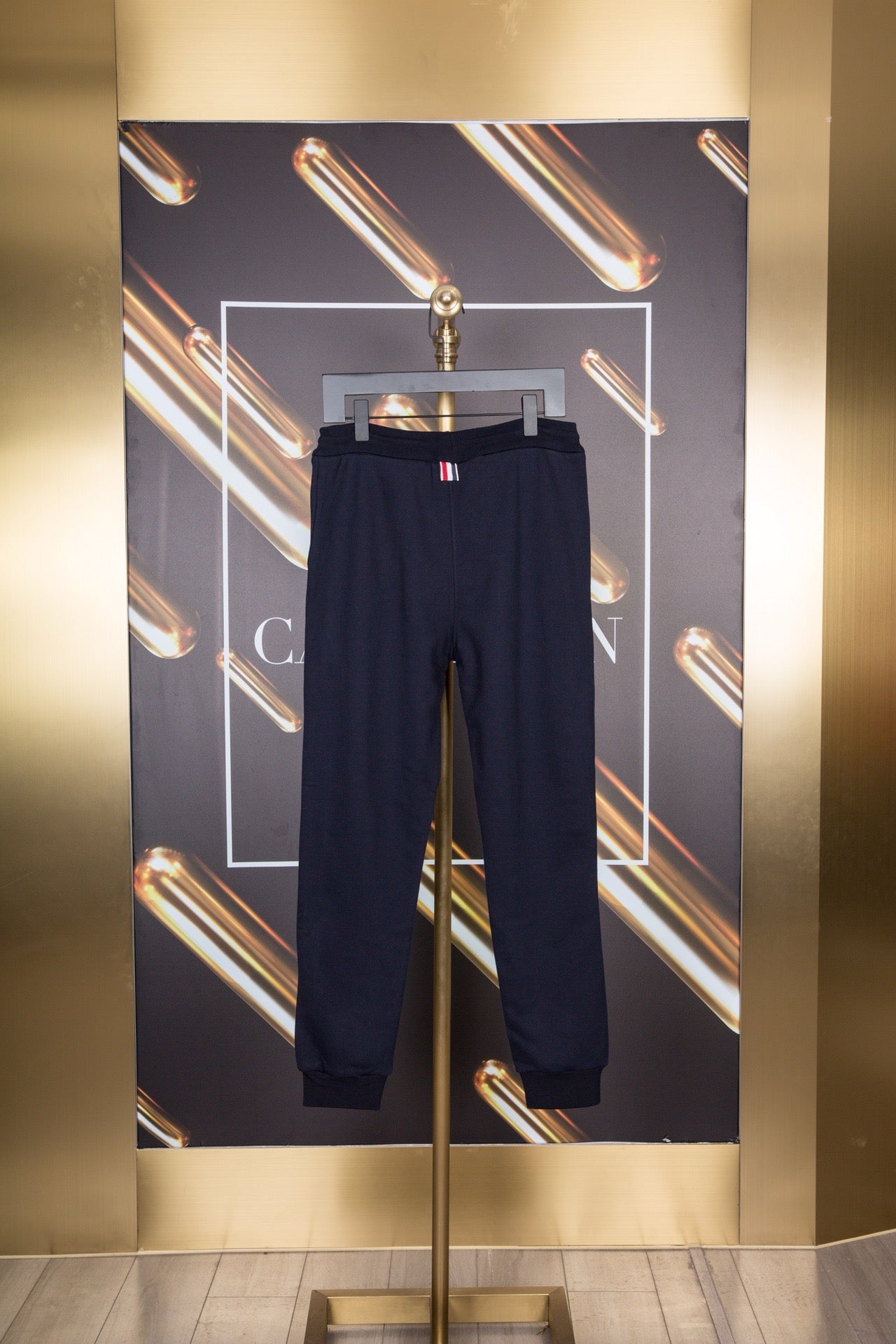 Weißgraue und blaue Hose
