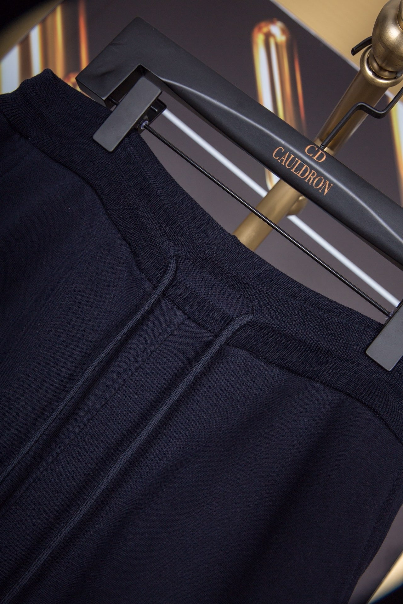 Weißgraue und blaue Hose