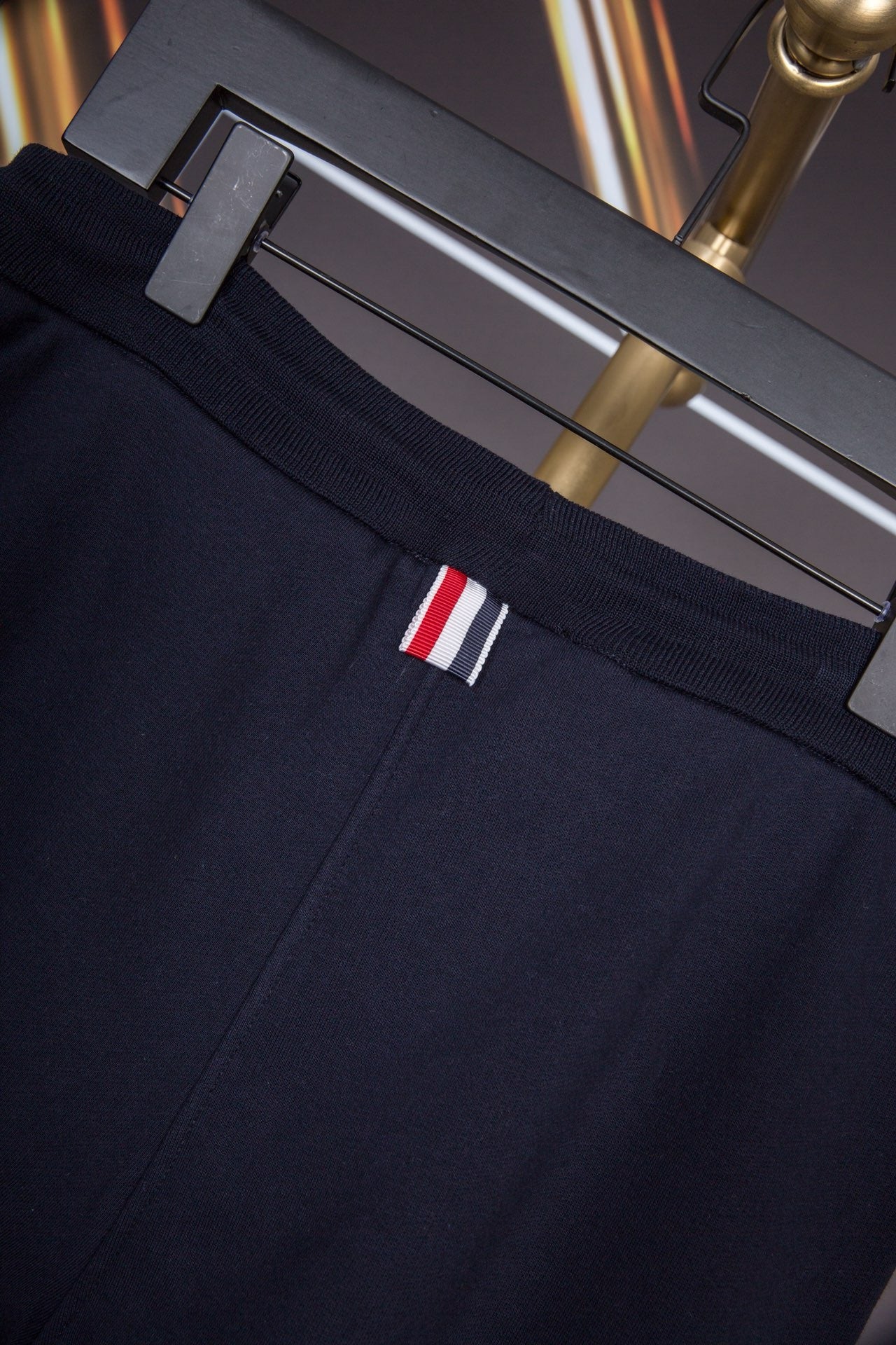 Weißgraue und blaue Hose