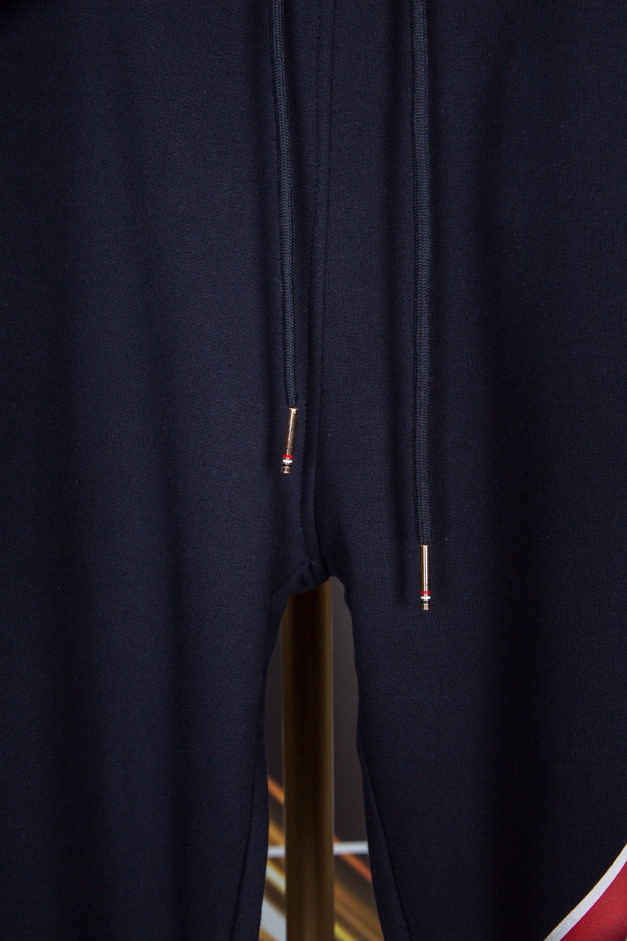 Weißgraue und blaue Hose