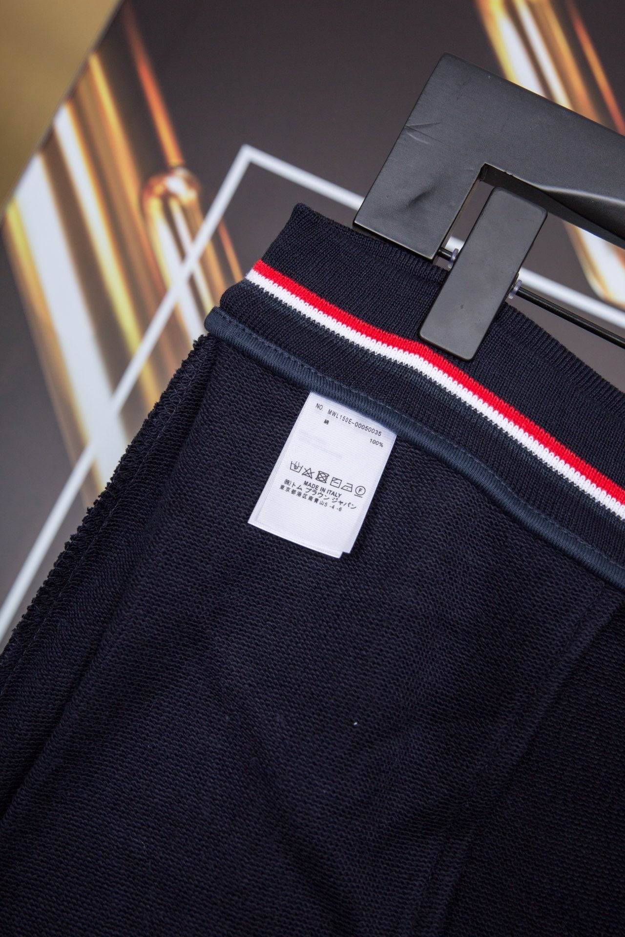 Weißgraue und blaue Hose