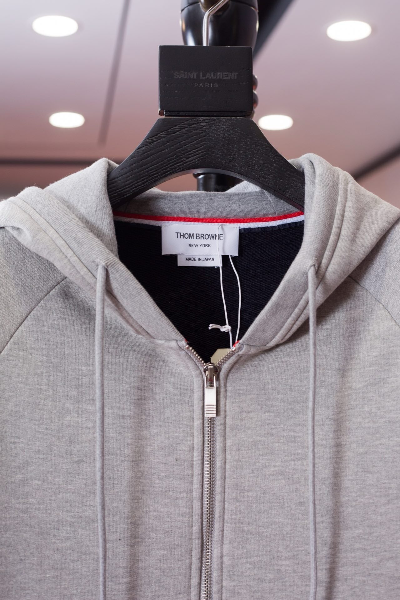 Graue schwarze Jacke