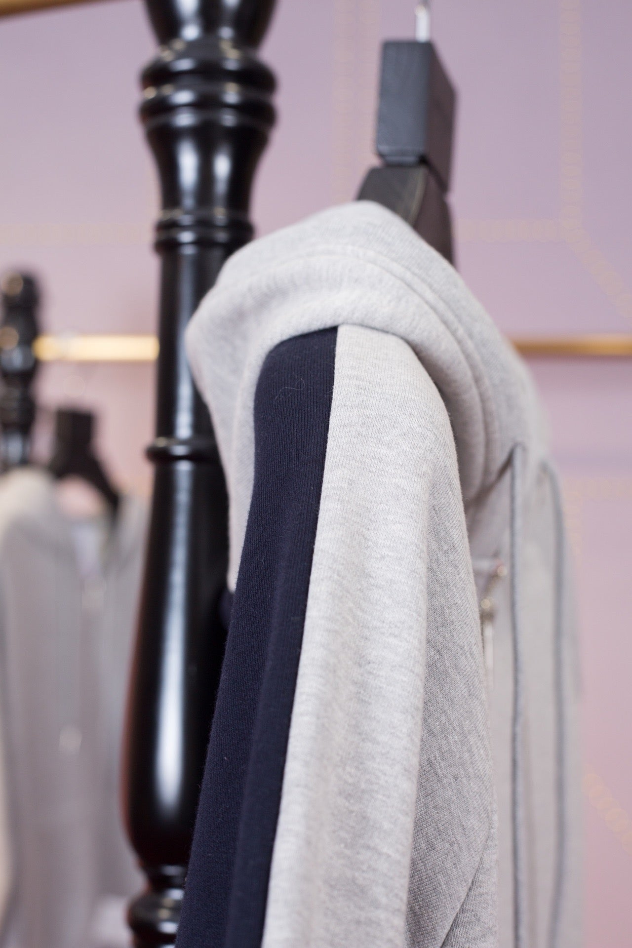 Graue schwarze Jacke