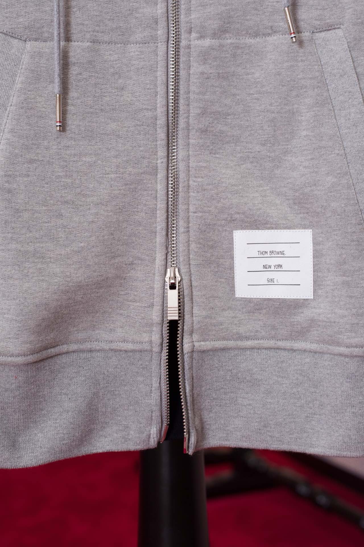Graue schwarze Jacke