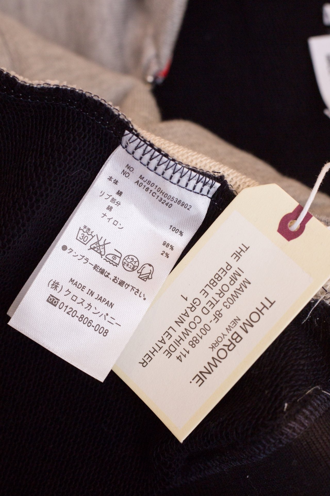 Graue schwarze Jacke