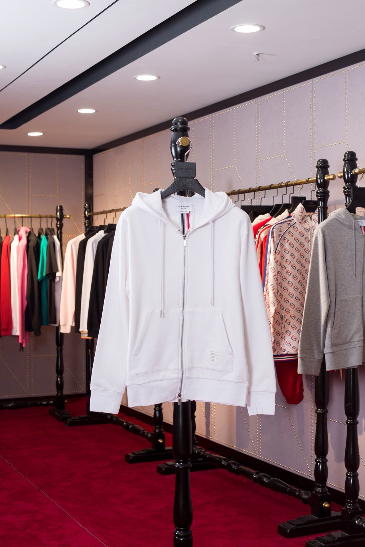 سترة بيضاء وزرقاء