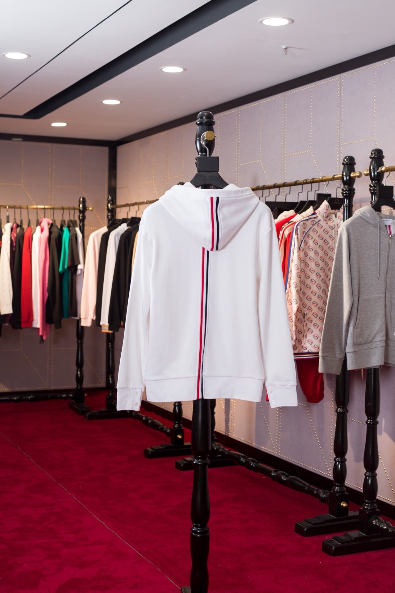 سترة بيضاء وزرقاء