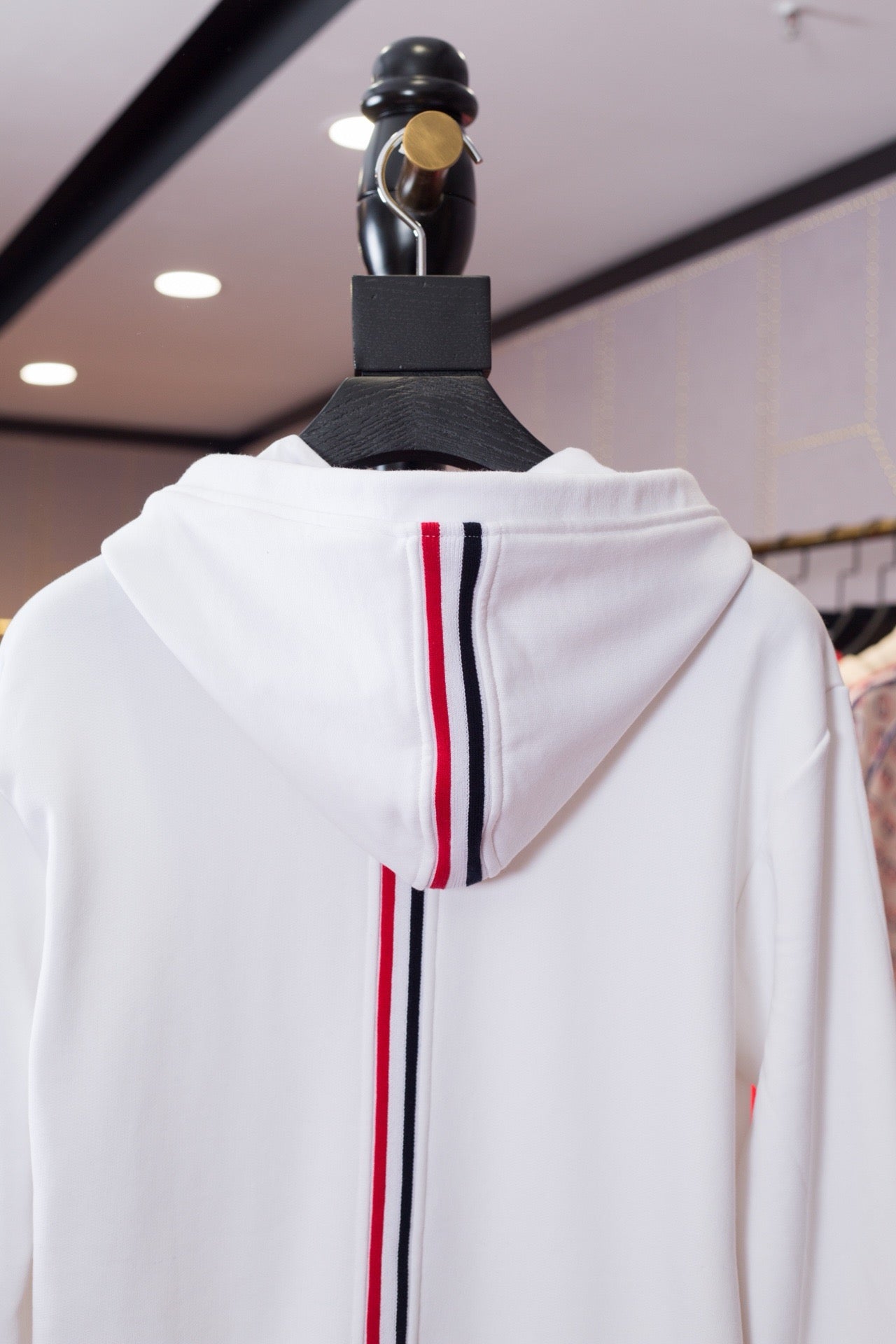 سترة بيضاء وزرقاء