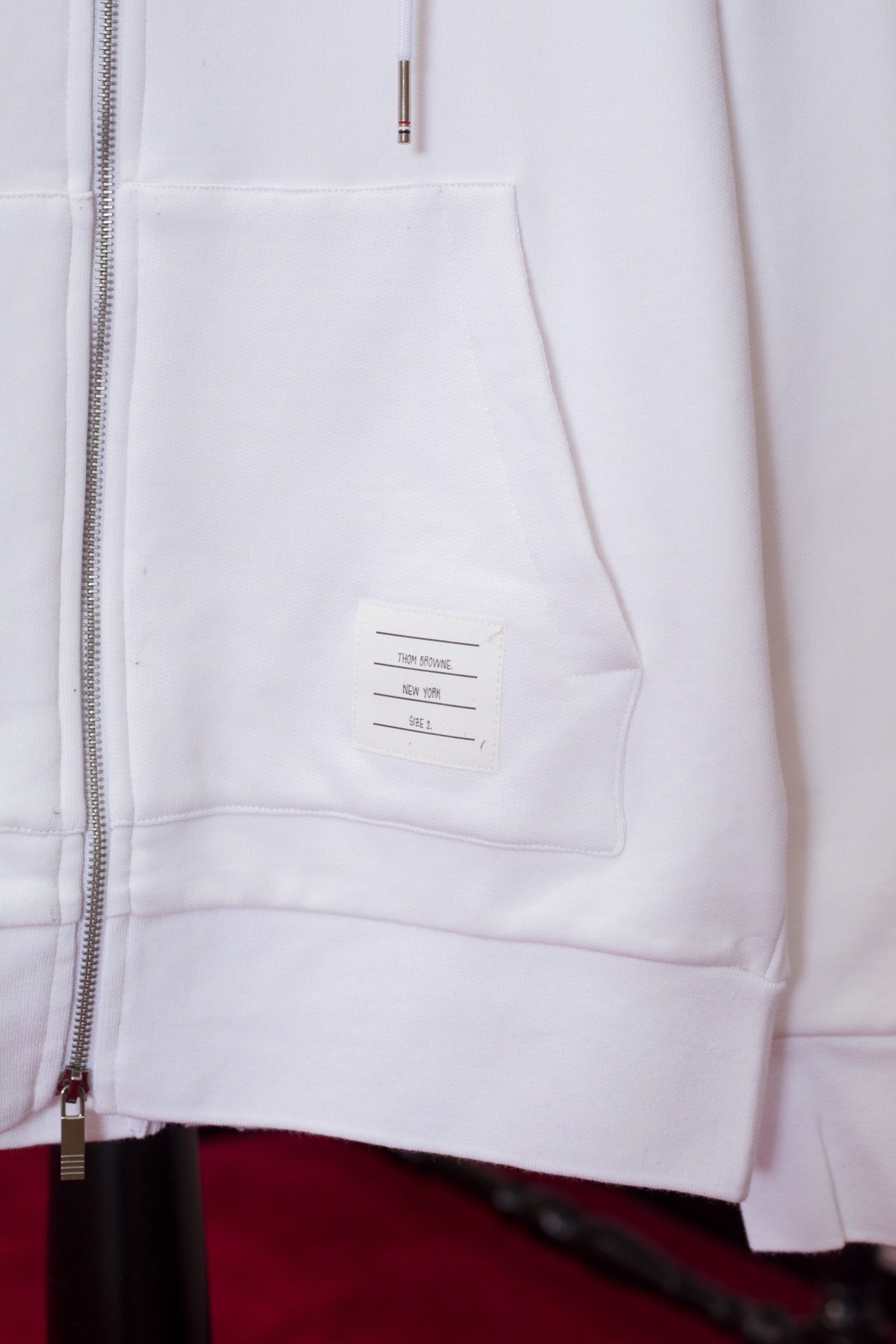 سترة بيضاء وزرقاء