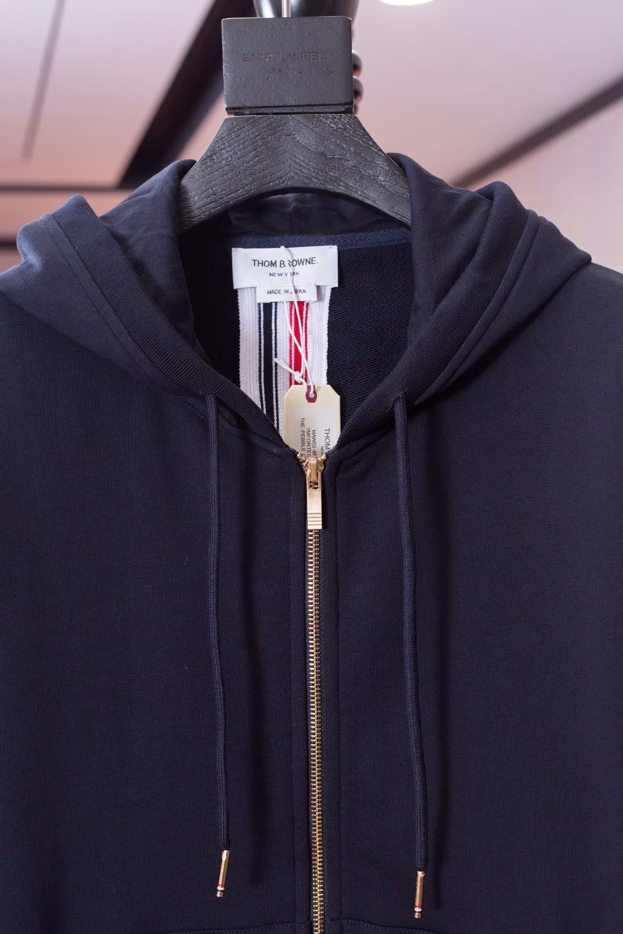 Weiße und blaue Jacke