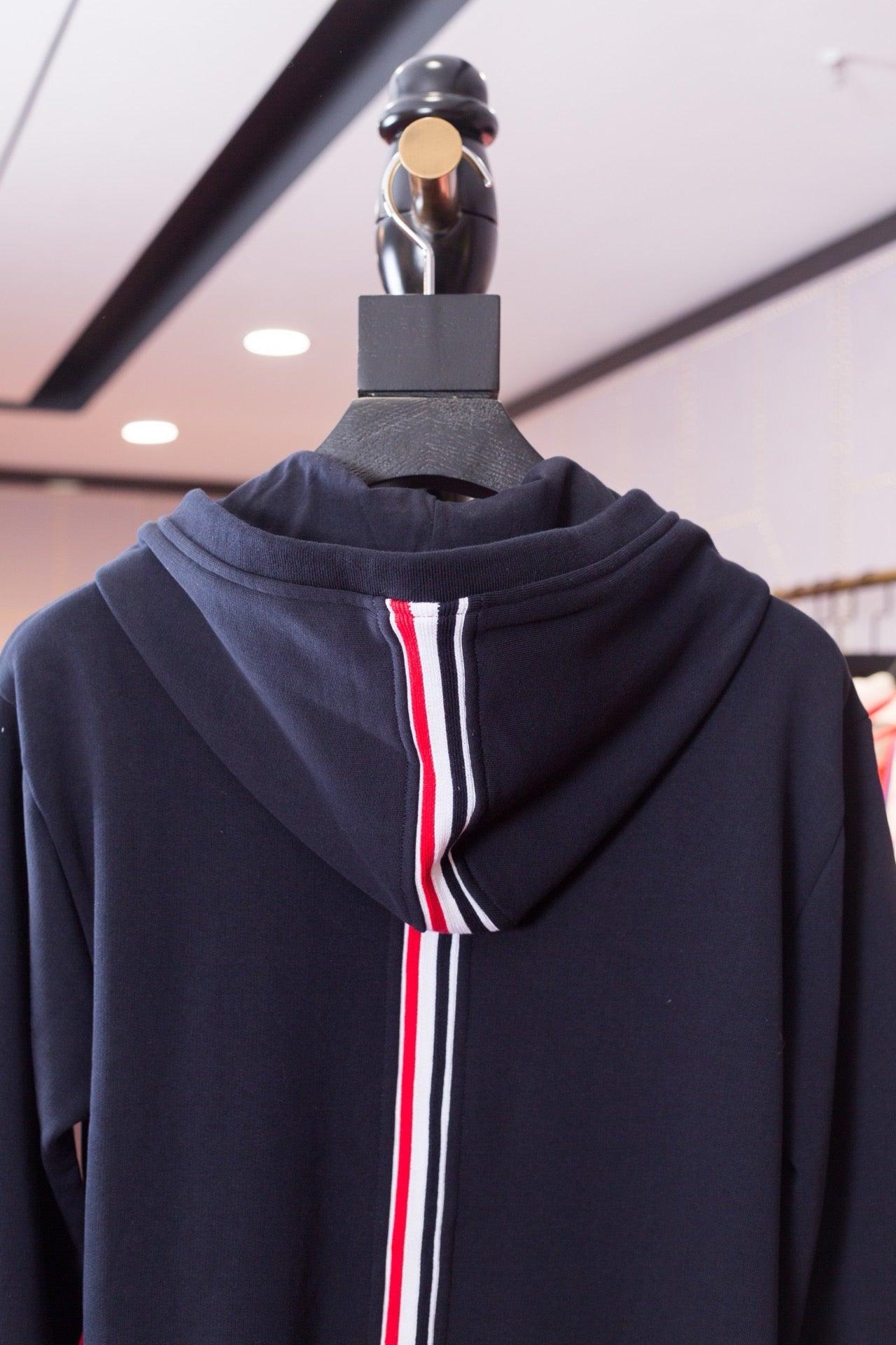 Weiße und blaue Jacke