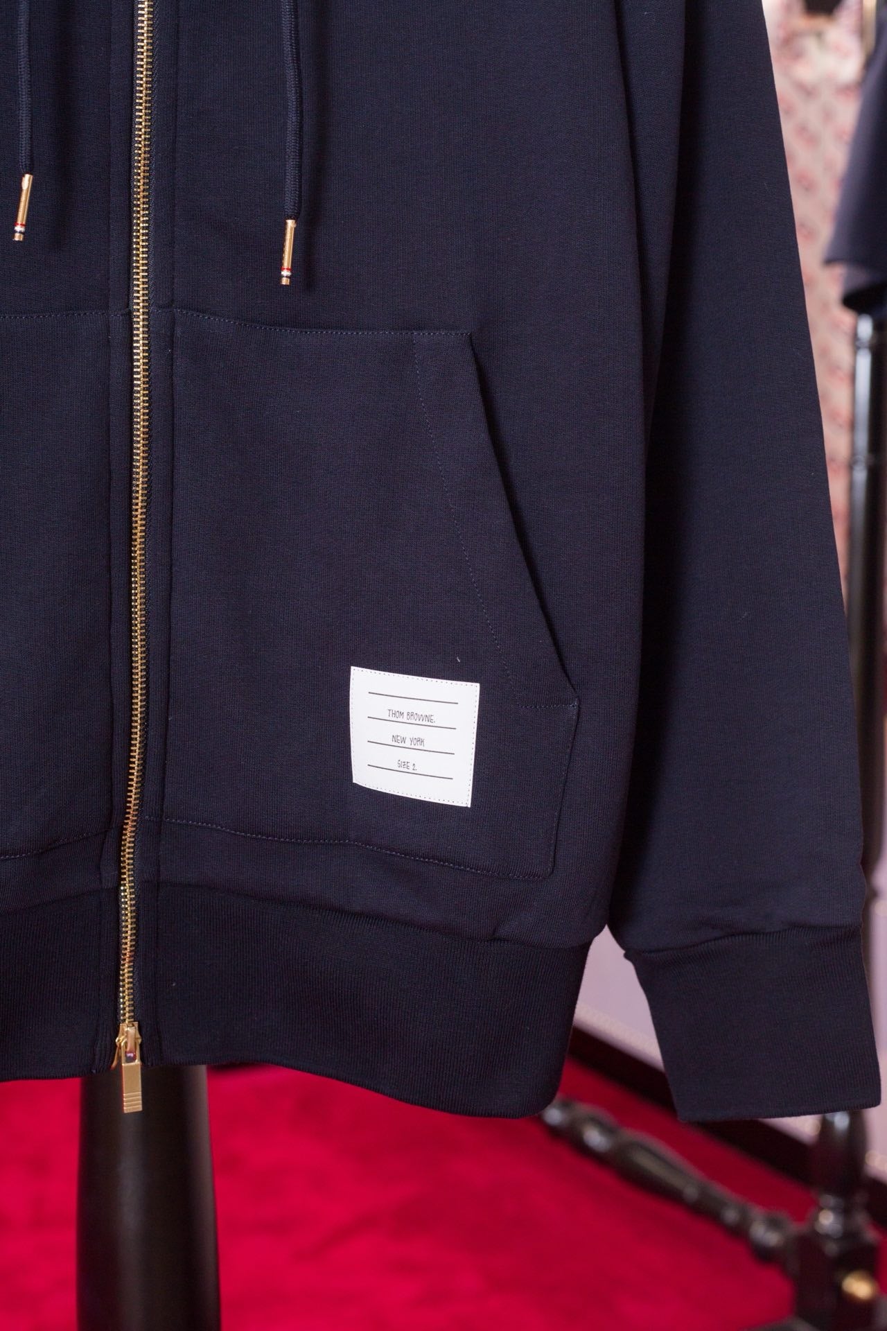Weiße und blaue Jacke