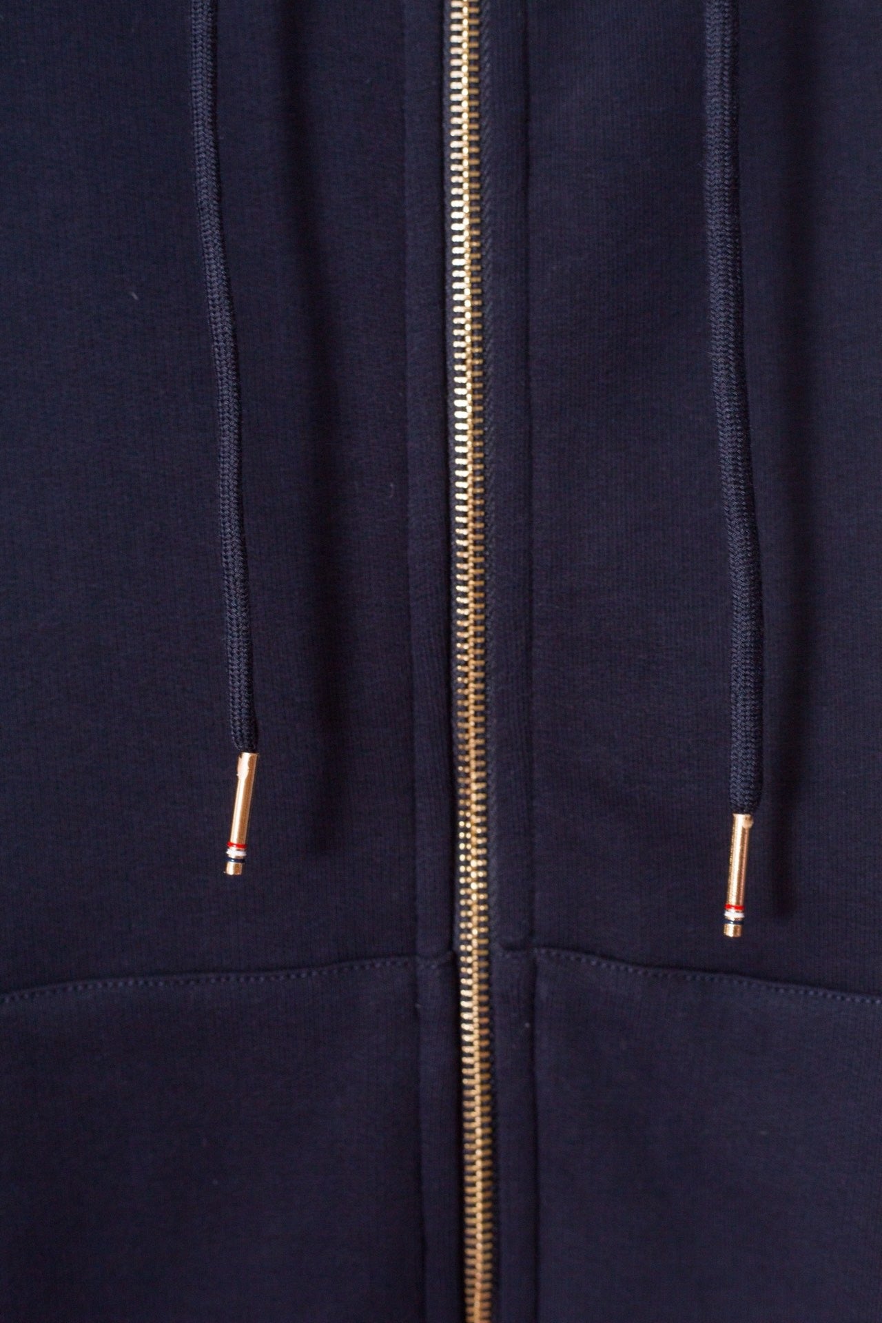 Weiße und blaue Jacke