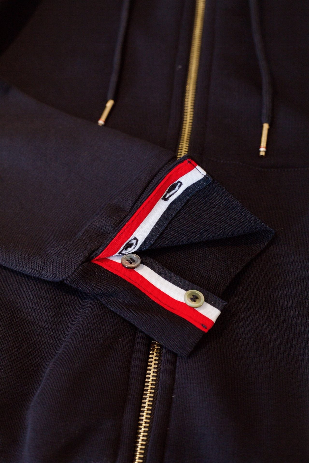Weiße und blaue Jacke