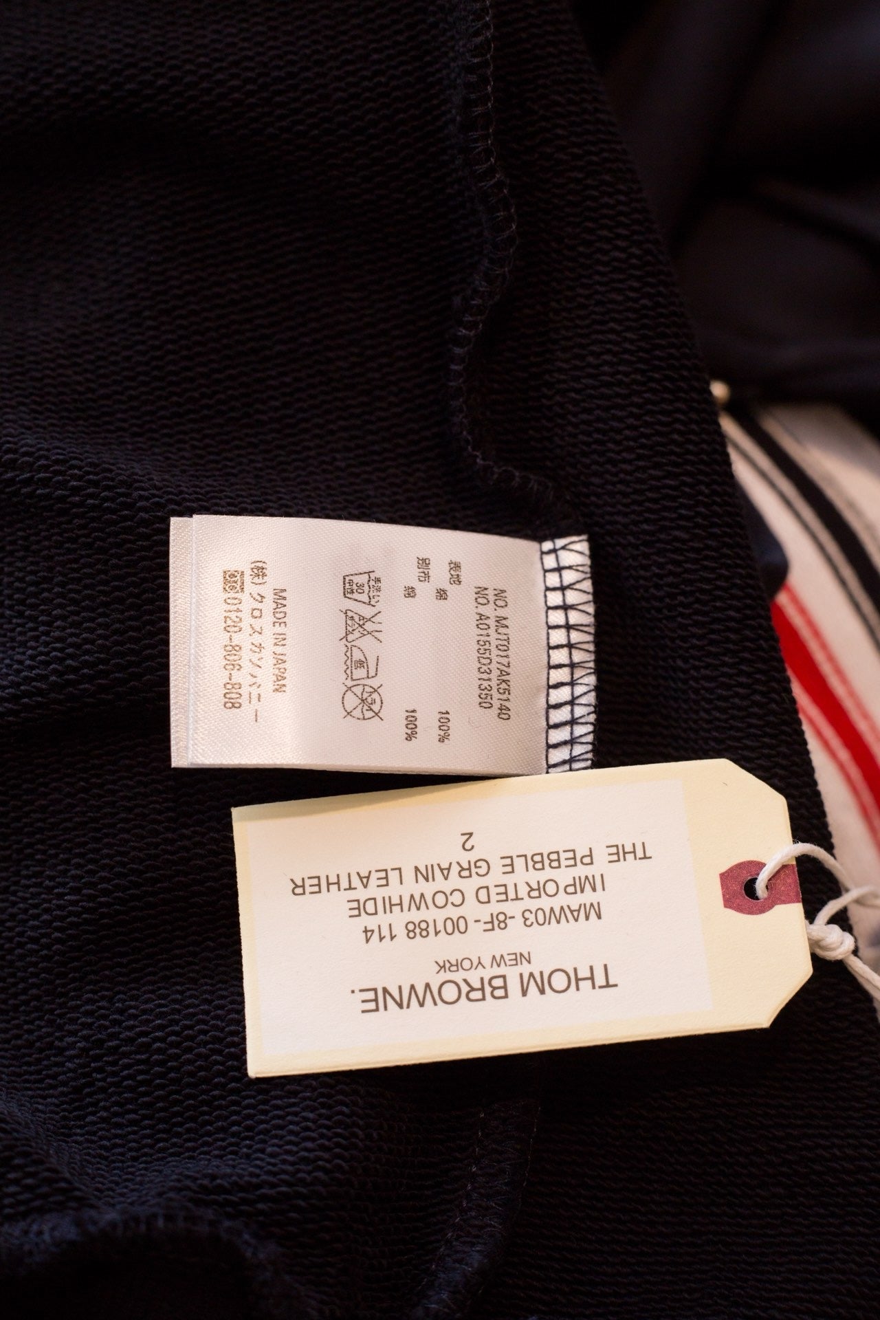 Weiße und blaue Jacke