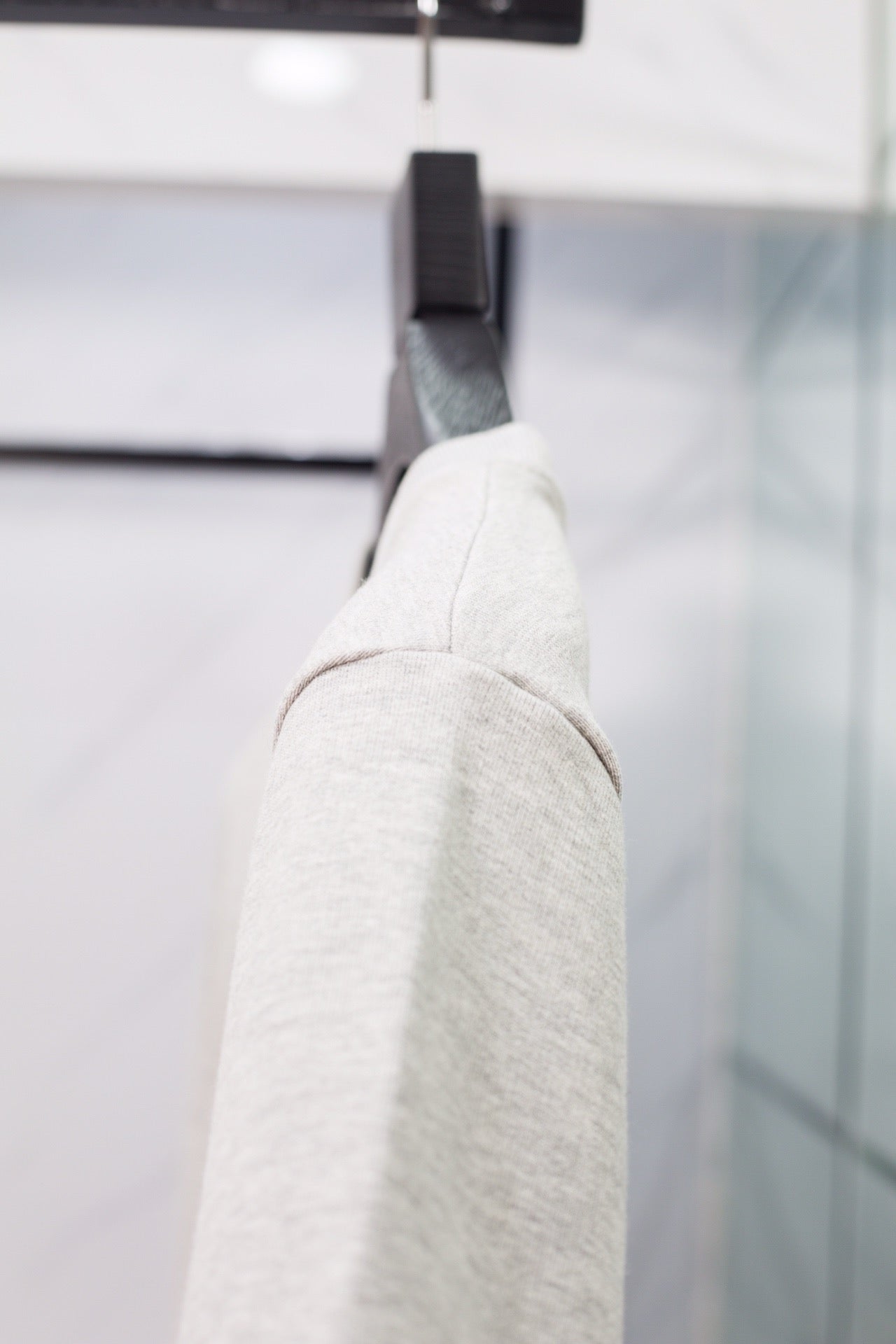 قميص جيرسي أزرق ورمادي