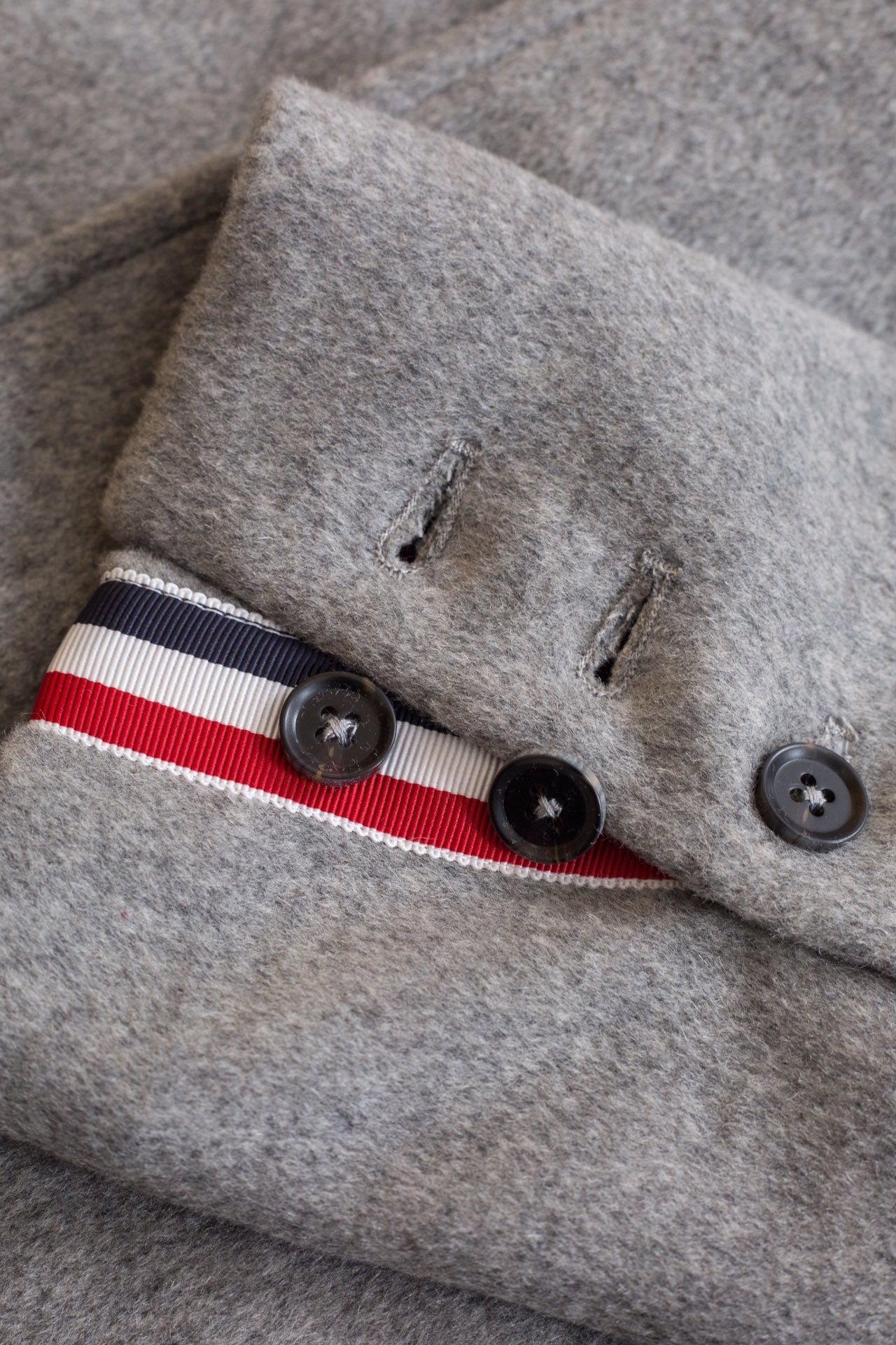 Blaue und graue Jacke