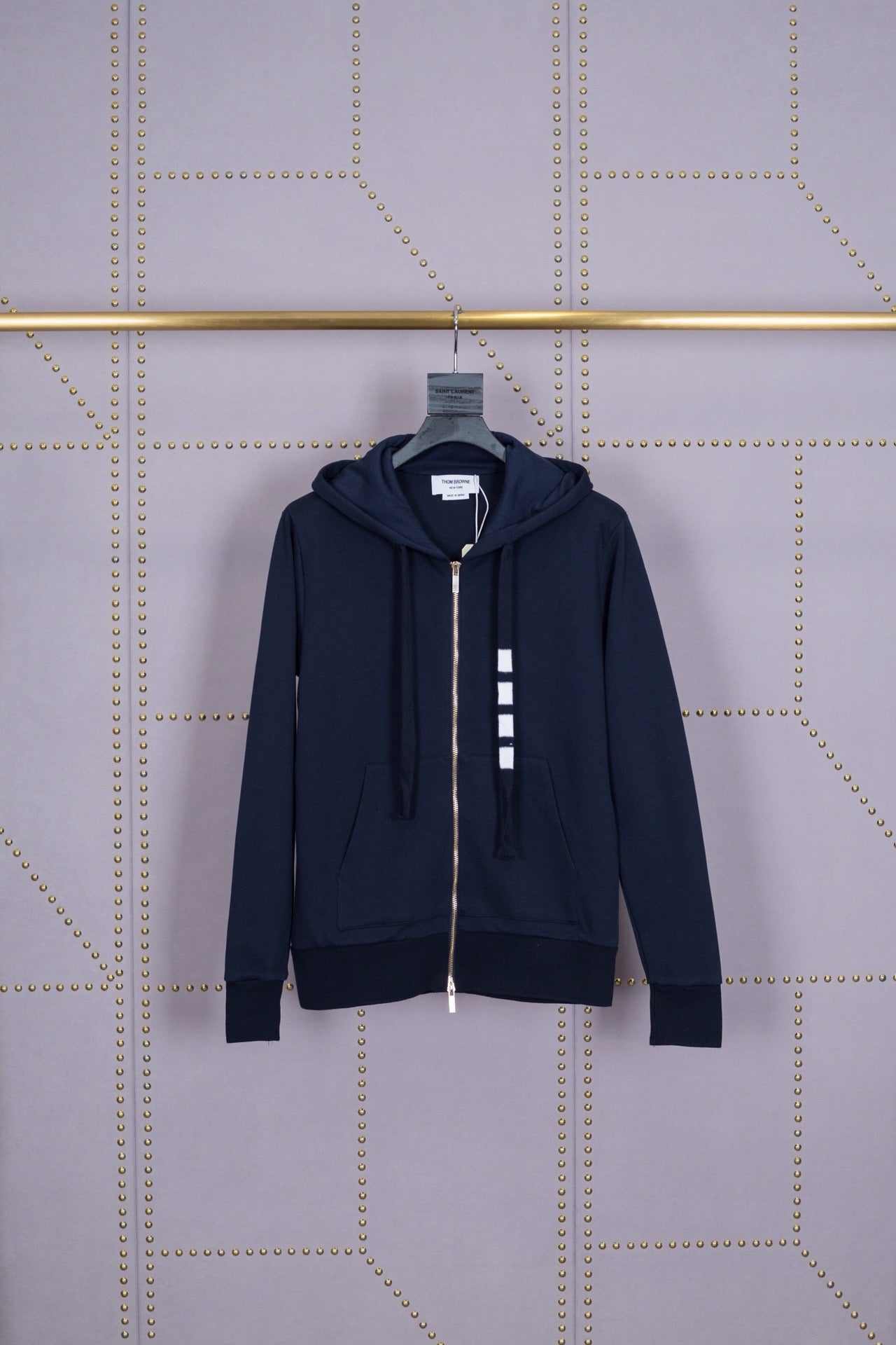 Blaue und graue Jacke