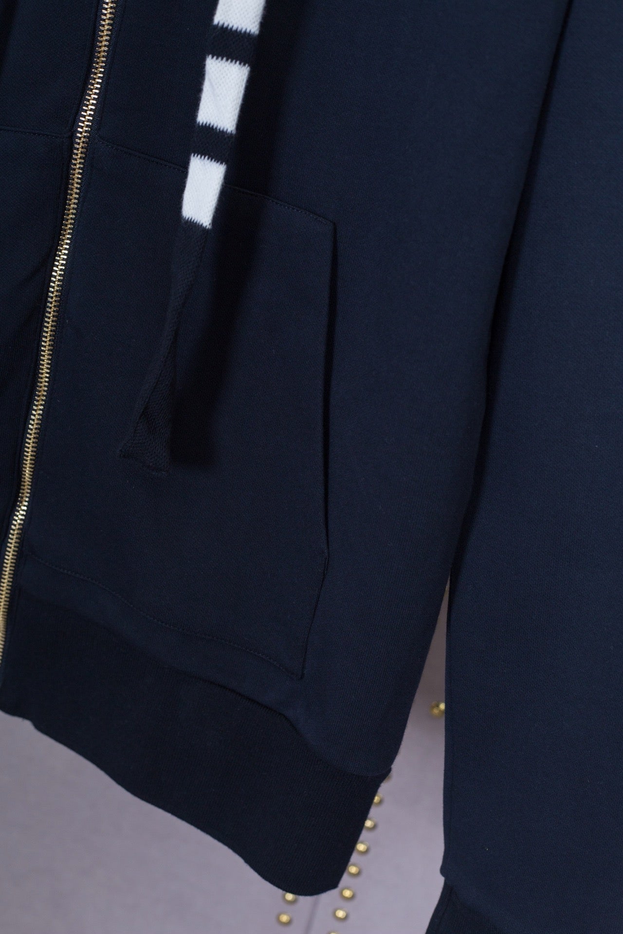 Blaue und graue Jacke