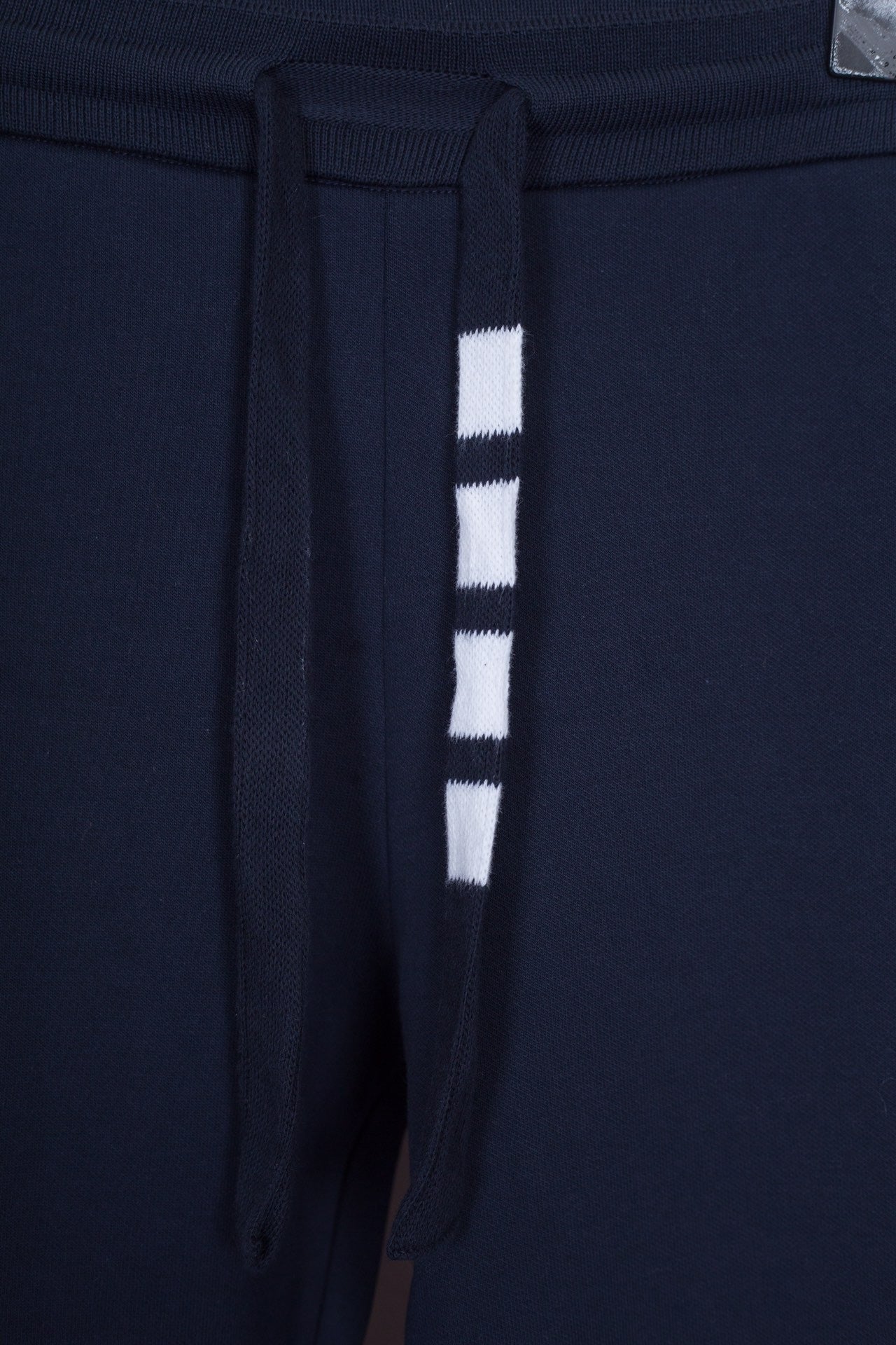 Blaue und graue Hose