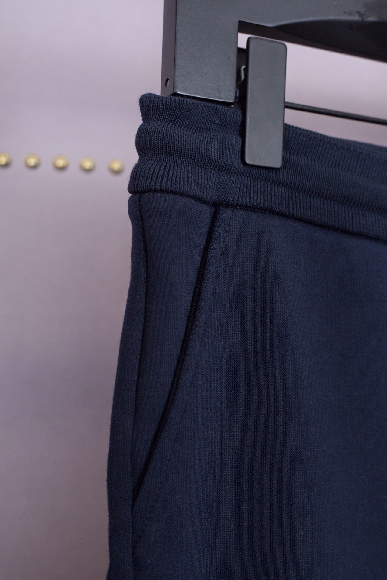 Blaue und graue Hose