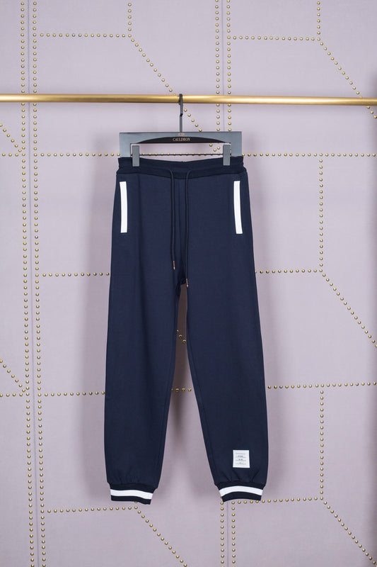 بنطال رمادي وأسود